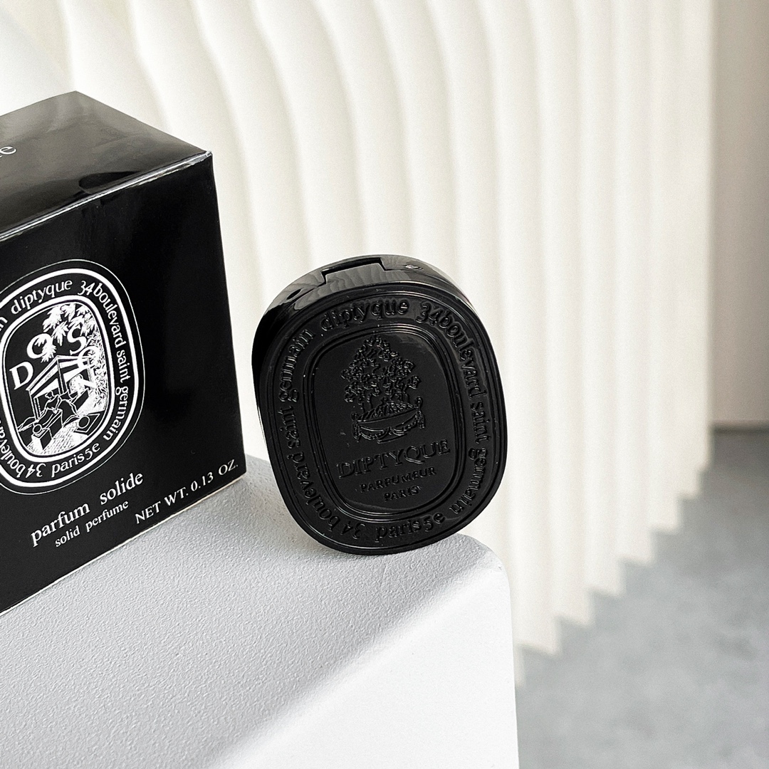 An elegant, sweet fragrance featuring an opulent floral heart layered - Comprehensive 3