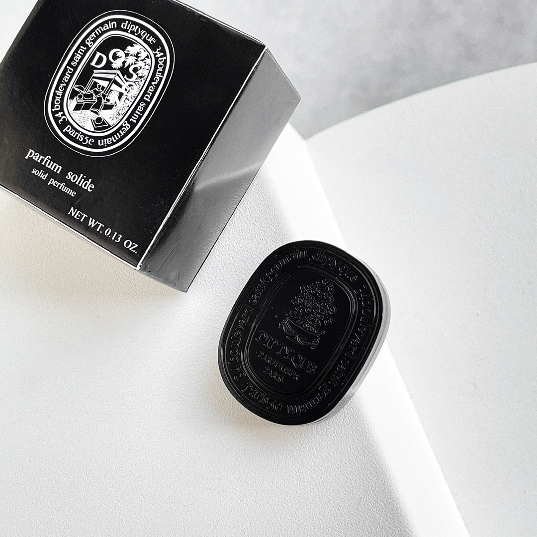 An elegant, sweet fragrance featuring an opulent floral heart layered - Comprehensive 2
