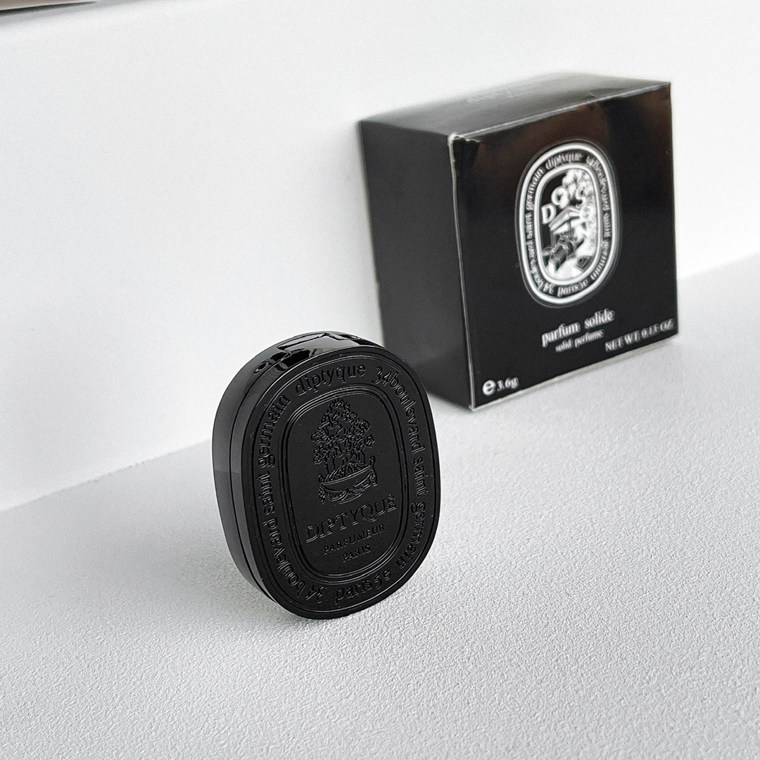 An elegant, sweet fragrance featuring an opulent floral heart layered - Comprehensive 8