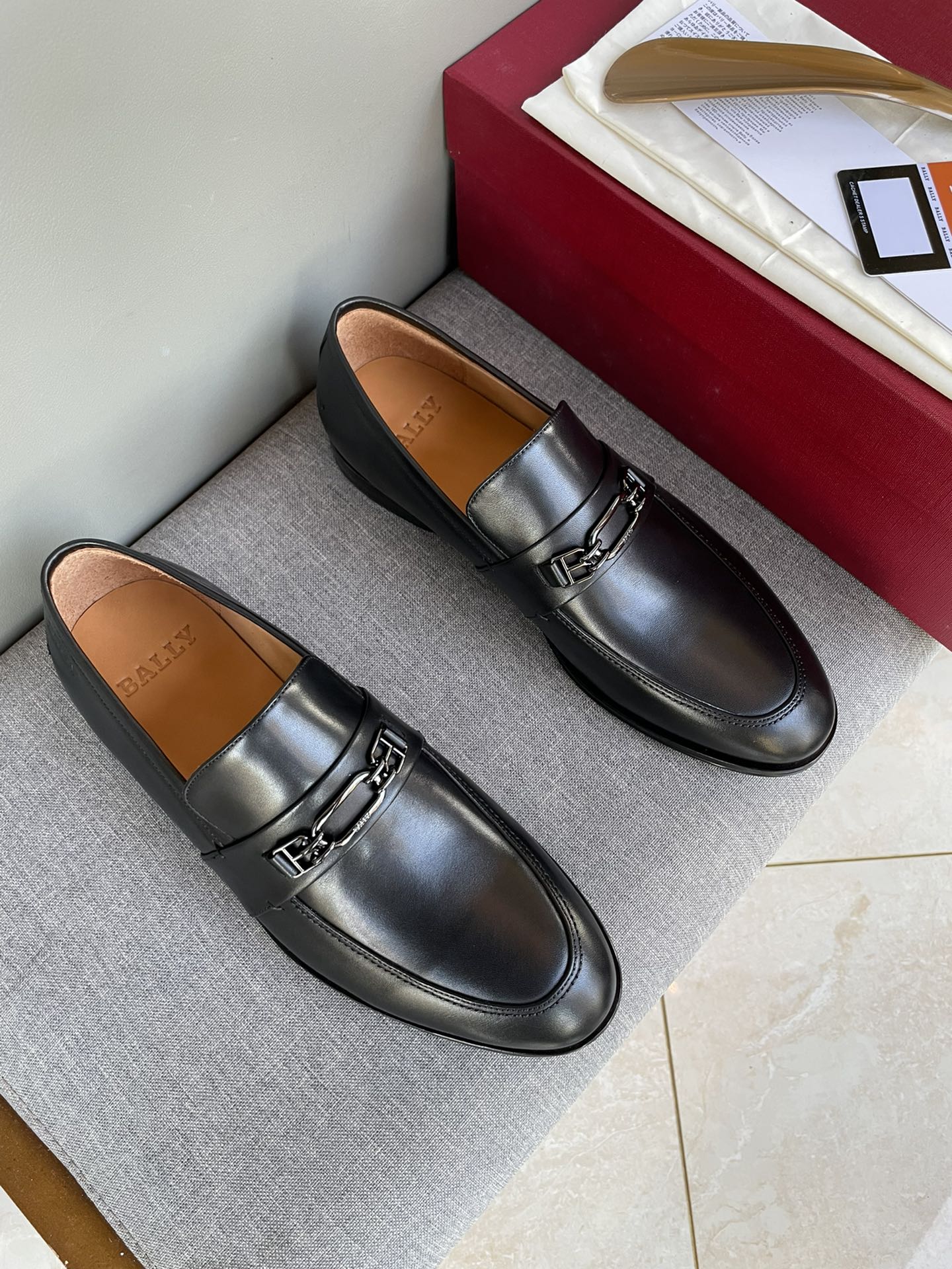 NO:621458,Bally's classic casual leather shoes. Exquisite hand-stitching. The workmanship details are comparable to those at the counter. Italian leather outsole. The upper is genuine deerskin. Soft and comfortable. Brown. Black. 39-44 all sizes (38, 45 are custom-made and cannot be returned or exchanged),,bally, Leather soles19860909巴利BALLY经典款休闲皮鞋 精致手工缝线 做工细节堪比专柜 意大利注朔真皮大底 鞋面真鹿皮 柔软舒适度强 咖啡色 黑色 39-44齐码（38,45定做不退换）,,bally,Leather soles,Men's shoes