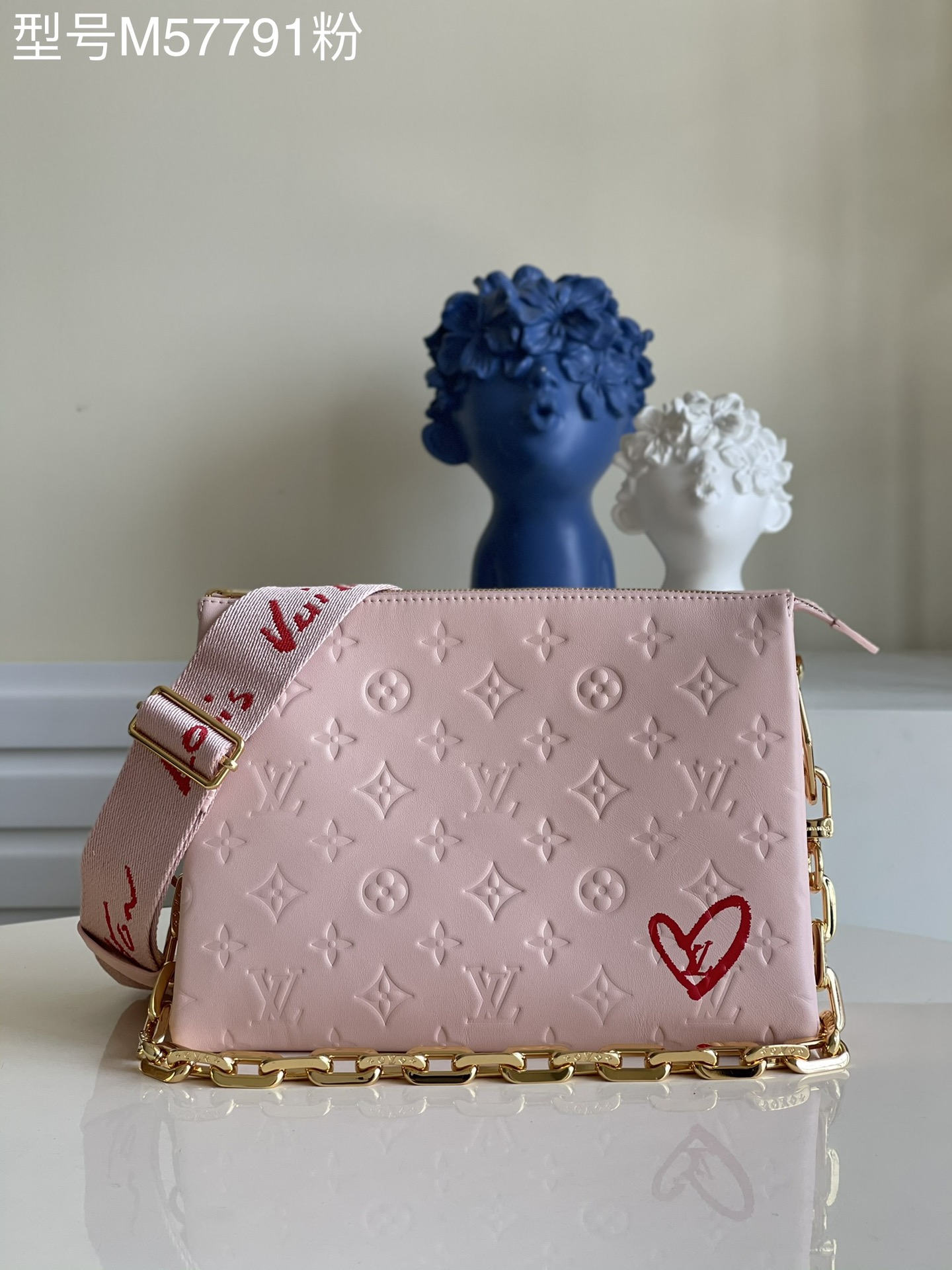 NO:397324,【Exclusive real shot 57791 powder】M58739 This Coussin small handbag comes from the Fall In Love capsule series designed by Nicolas Ghesquière. The pearl color of Monogram embossed fluffy sheepskin is just like a contouring powder, and the heart-shaped pattern is like a painted by lipstick. The removable LV thick chain and fabric shoulder straps enable shoulder or crossbody choice. Size 26 x 20 x 12 cm s.,LV [original leather],louis vuitton,sheepskin19860909【独家实拍57791粉】M58739 本款 Coussin 小号手袋出自 Nicolas Ghesquière 设计的 Fall In Love 胶囊系列.Monogram 压纹蓬松绵羊皮的珍珠色泽恰似修容粉,心形图案仿若由口红描绘.可拆卸 LV 粗链条和织物肩带实现肩背或斜挎选择. 尺寸26 x 20 x 12 厘米 s.,LV【原厂皮】,louis vuitton,sheepskin,Bag