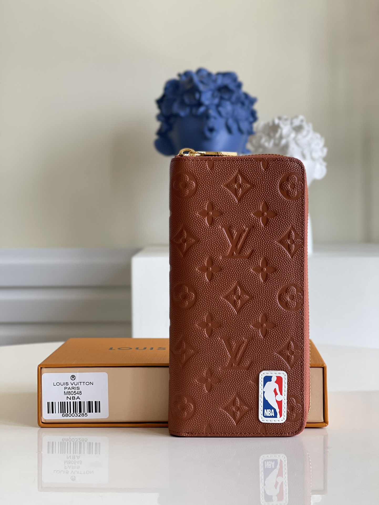 NO:397586,【Exclusive real photo M80548】This Zippy Vertical wallet comes from the LVxNBA SEASON 2 capsule series, embossing NBA logo patch for basketball grain leather. The embossed grain leather zipper is neatly opened inside, with a snapping position, pocket and zipper compartment. Size 10 x 20 x 2 cm z.320, LV [original leather], louis vuitton19860909【独家实拍M80548】本款 Zippy Vertical 钱夹来自 LVxNBA SEASON 2 胶囊系列,为篮球粒面皮革点缀 NBA 标识贴饰.压纹粒面皮革拉链开启齐整内层,设有卡位、口袋和拉链隔层. 尺寸10 x 20 x 2 厘米 z.320,LV【原厂皮】,louis vuitton,Bag