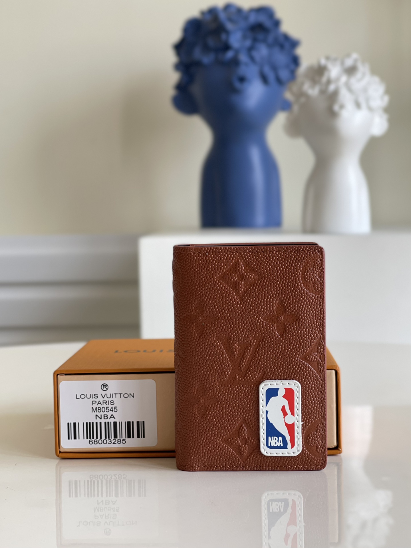 NO:397587,[Exclusive real photo M80545] This pocket wallet is a grainy leather embossed Monogram pattern similar to the texture of the basketball, with pockets and slots inside. NBA logo reveals the identity of LVxNBA SEASON 2 capsule series. Size 8 x 11 x 1 cm z.,LV [original leather],louis vuitton19860909【独家实拍M80545】本款口袋钱夹为恰似篮球纹理的粒面皮革压印 Monogram 图案,内设口袋和卡位.NBA 标识道出 LVxNBA SEASON 2 胶囊系列身份.尺寸8 x 11 x 1 厘米 z.,LV【原厂皮】,louis vuitton,Bag
