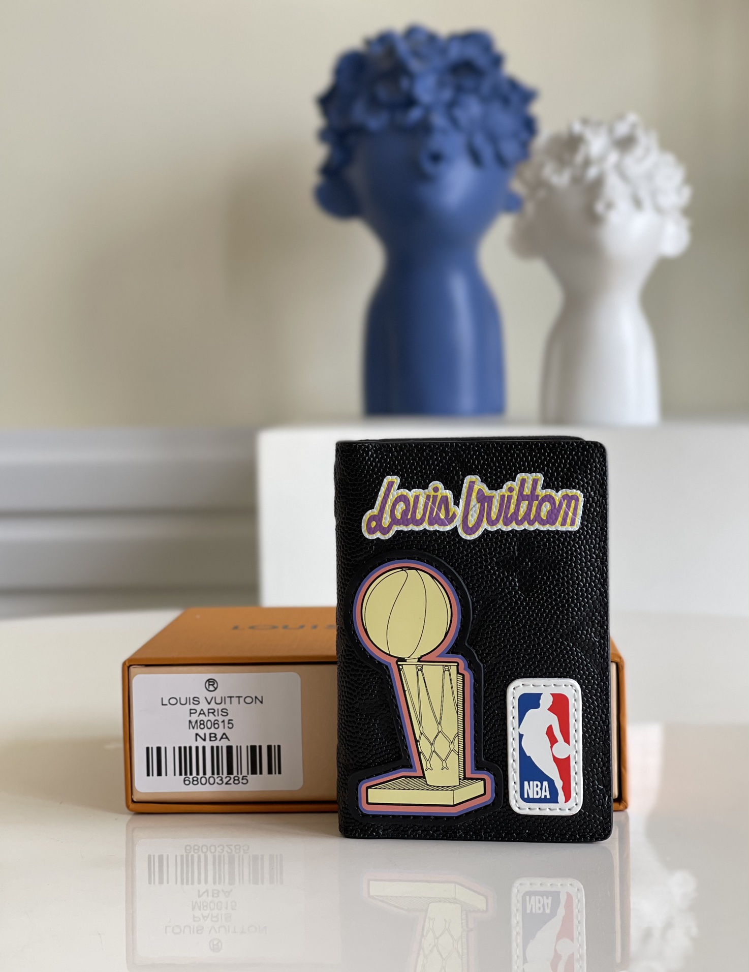 NO:397590,【Exclusive real shot M80615】LVxNBA SEASON 2 capsule series pocket wallet is decorated with cowhide and printed, citing the championship jacket design worn by NBA stars. The compact configuration has card slots and pockets, which can be stored in pockets or handbags while holding banknotes, cards and receipts. Size 8 x 11 x 1 cm z.,LV【Original leather】,louis vuitton, jackets & coats,cowhide19860909【独家实拍M80615】LVxNBA SEASON 2 胶囊系列口袋钱夹为牛皮点缀贴饰和印花,援引 NBA 球星所穿的总冠军夹克设计.紧凑构型内设卡位和口袋,可在容纳纸钞、卡片和票据的同时收入口袋或手袋.尺寸8 x 11 x 1 厘米 z.,LV【原厂皮】,louis vuitton,jackets & coats,cowhide,Bag