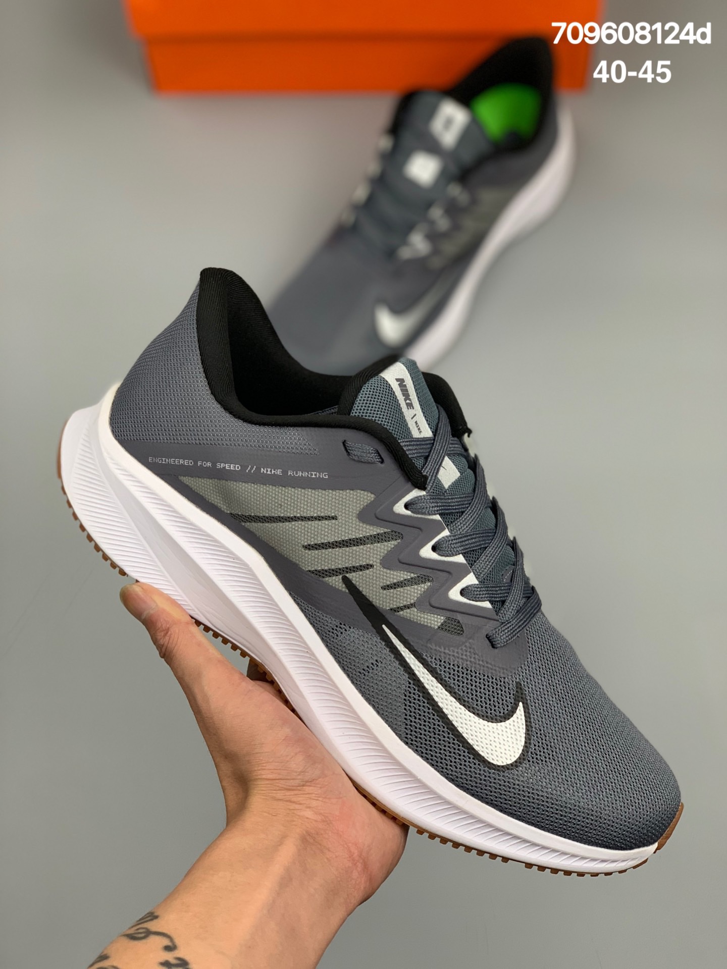 
耐克Nike Quest 3 极速3代 简约高科技设计采用多层材料，为双足带来凉爽感受和稳固体验时尚鞋面搭配中足包覆设计，提供稳固贴合感。一层网眼布材质，在跑步期间为你带来轻盈透气性能。同时展现利落外观。加高叠层设计，为每一步带来柔软缓震性能。具备出色抓地力与耐穿着性。舒适感出众。 货号：CD0230
尺码:40-45
编码:709608124d