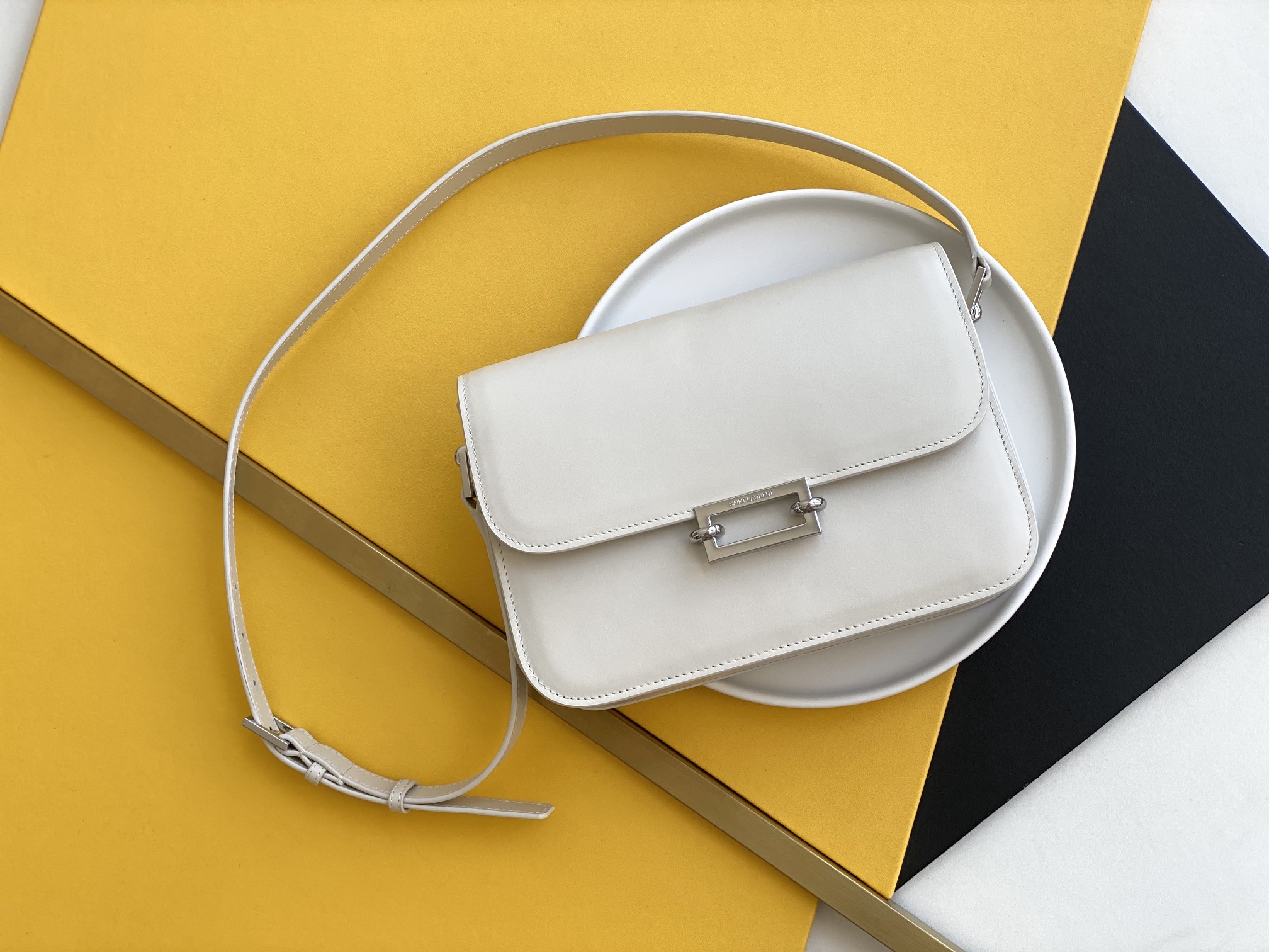 Cream White Rectangular Chain-Link Clasp Flap Shoulder Bag with Adjustable Strap