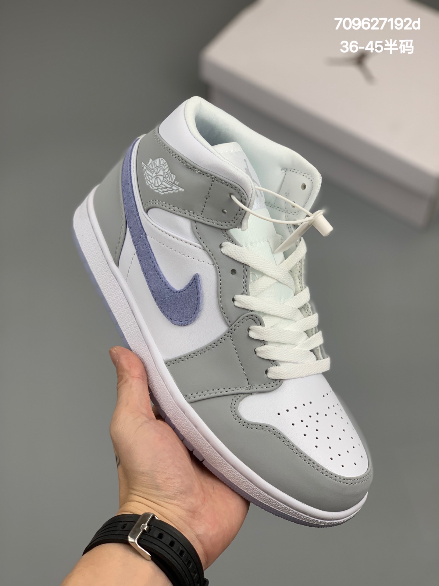 
乔丹 AJ1 中帮 白灰蓝 Air Jordan 1 Mid WMN采用白色皮革制成，鞋底饰有Gery覆盖层，鞋舌和鞋垫上有Jumpman品牌商标。蓝色的绒面革Swooshes穿在白色中底和冰冷的外底上，完成了设计。货号：BQ6472-105 
编码:709627192d