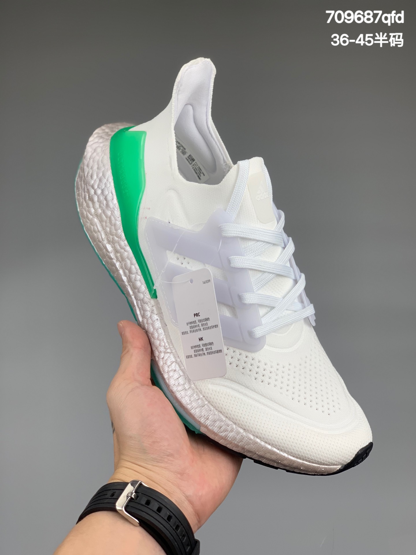 
阿迪达斯 Adidas UB7.0 爆米花跑鞋 货号：FY0383前凸后翘的adidas ultra boost 2021系列正式曝光，新一代的ulrtra boost 21在中底的部分添加了更多的boost材质面积，除了部分标志性的细节处外，这次更新的款式以前凸后翘的流线型呈现。中底的支撑片也变成了造型奇特的U型，鞋子设计十分有速度感。Size：36 36.5 37 38 38.5 39 40 40.5 41 42 42.5 43 44 44.5 45
编码:709687cfd