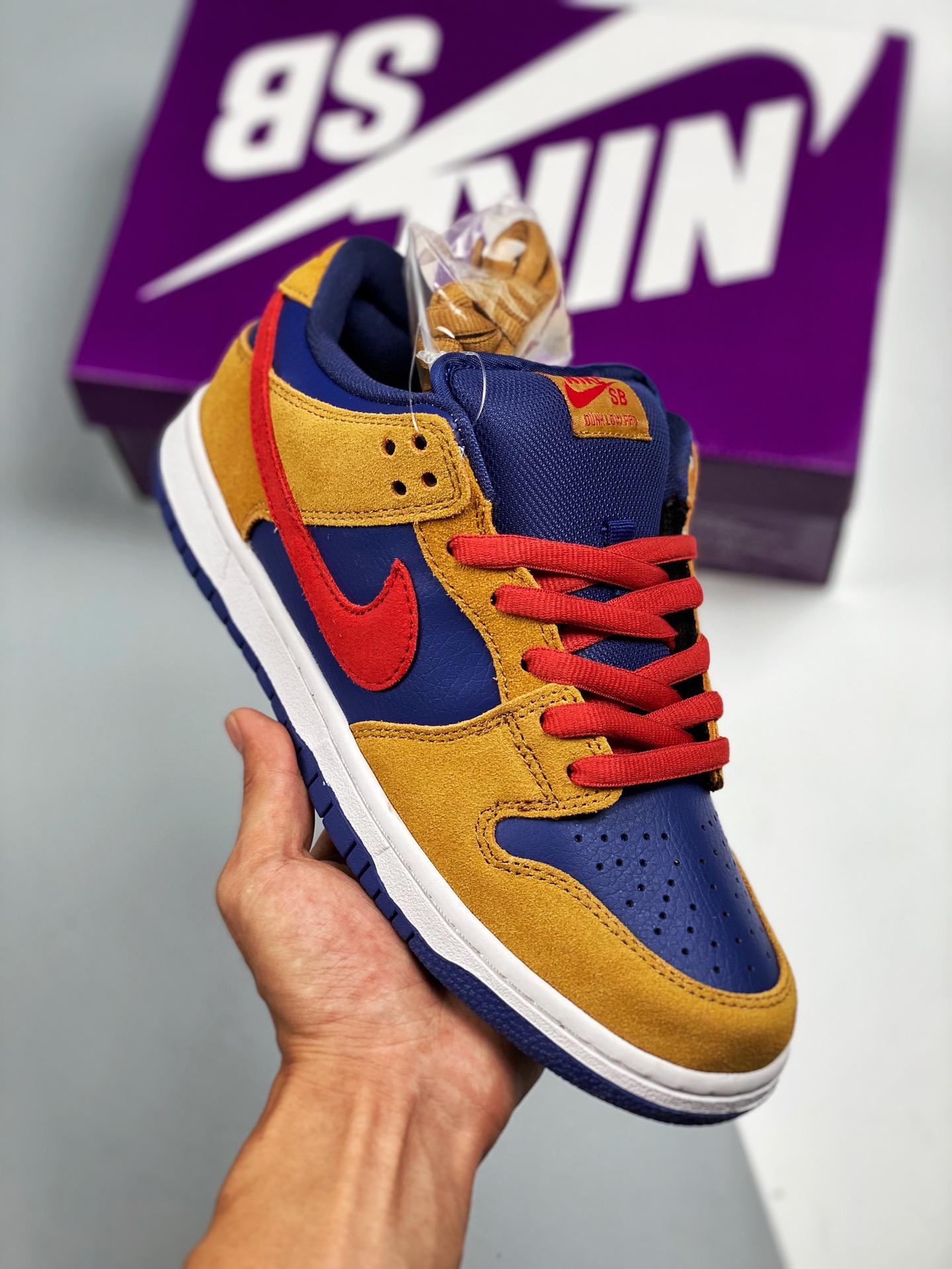 NK SB Dunk Low Pro“Papa Bear” 棕红蓝 小熊 极力推荐👏 原装头层材料 独家版型蒸餾加工 帶來的是更好的视觉和脚感体验 清洁度 电绣工艺 皮料切割干净无任何毛边 细节完美 货号：BQ6817-700 尺码：3…