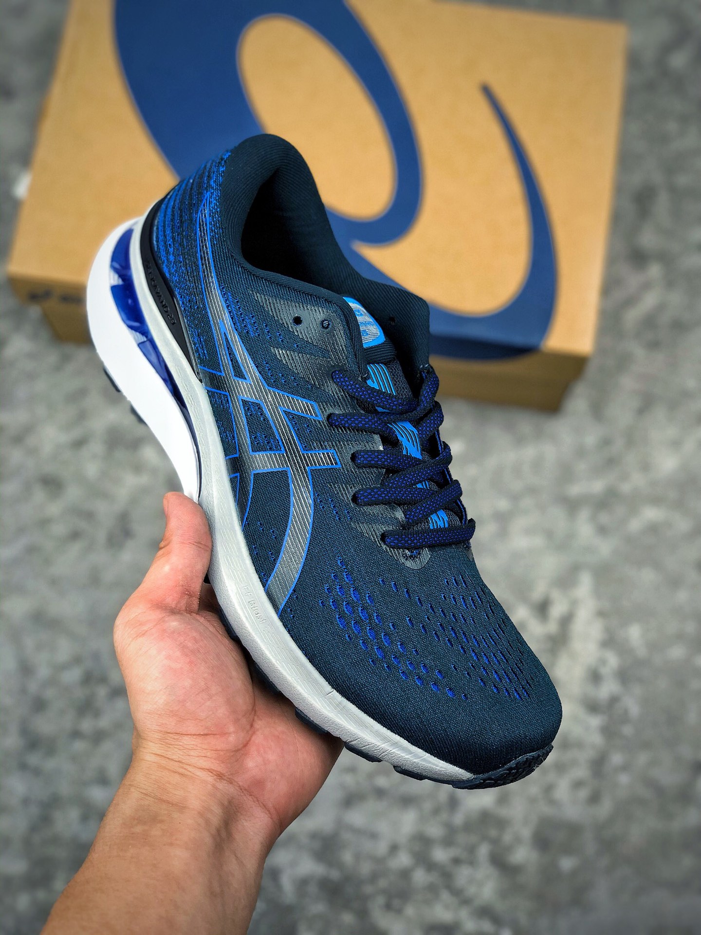  支持放店
跑鞋之王”ASICS/亚瑟士 GEL-KAYANO 28
原档案据数开发楦型纸版#
原装印尼工代进口单丝纤维程工网布鞋面#
轻舒量适透气材质 后环跟绕式可视GEL缓震胶效果
采用前掌FLYTEFOAM Propel缓中震底科技
尺码：39 39.5 40 40.5 41.5 42 42.5 43.5 44 44.5 45