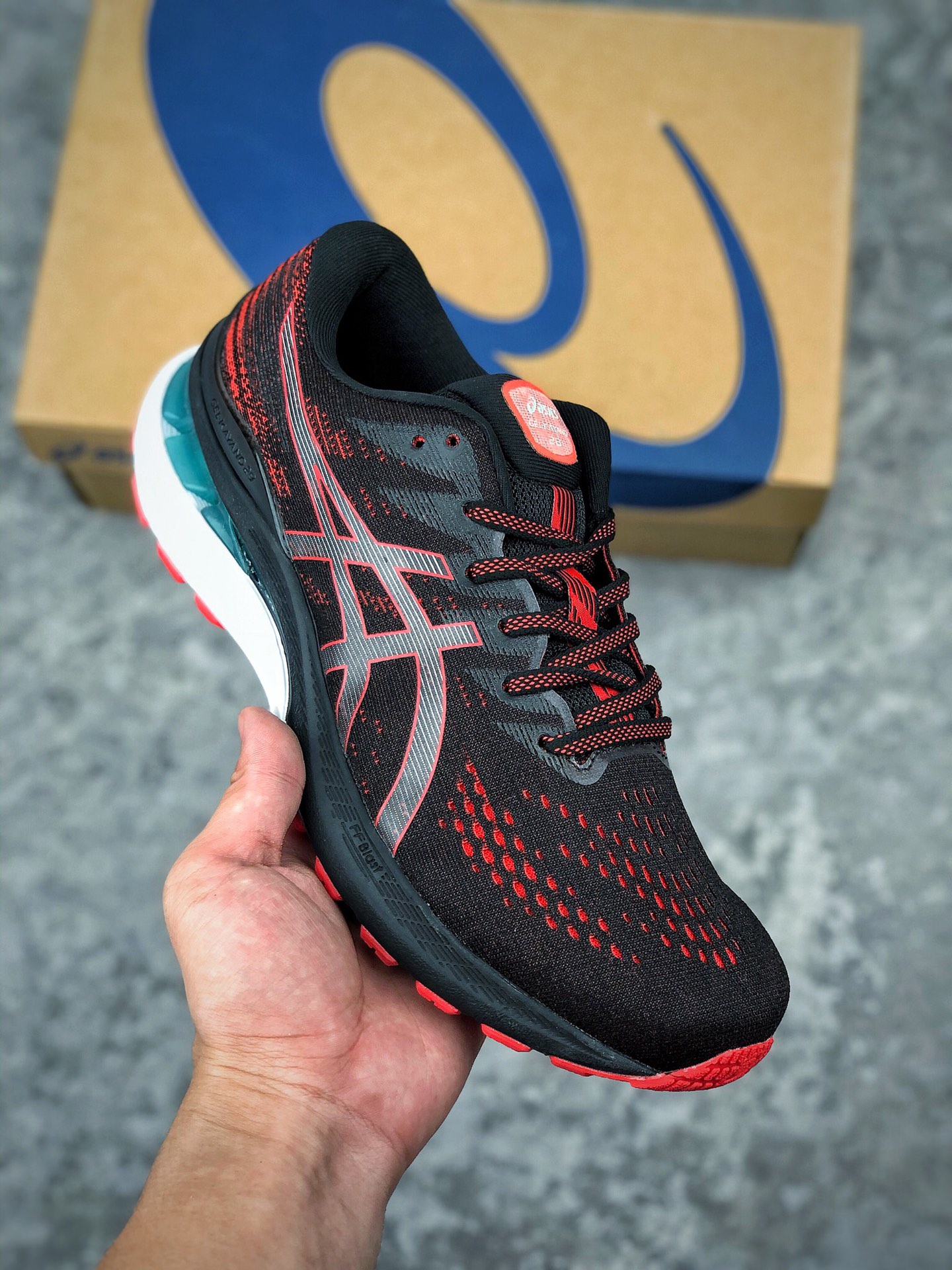  支持放店
跑鞋之王”ASICS/亚瑟士 GEL-KAYANO 28
原档案据数开发楦型纸版#
原装印尼工代进口单丝纤维程工网布鞋面#
轻舒量适透气材质 后环跟绕式可视GEL缓震胶效果
采用前掌FLYTEFOAM Propel缓中震底科技
尺码：39 39.5 40 40.5 41.5 42 42.5 43.5 44 44.5 45