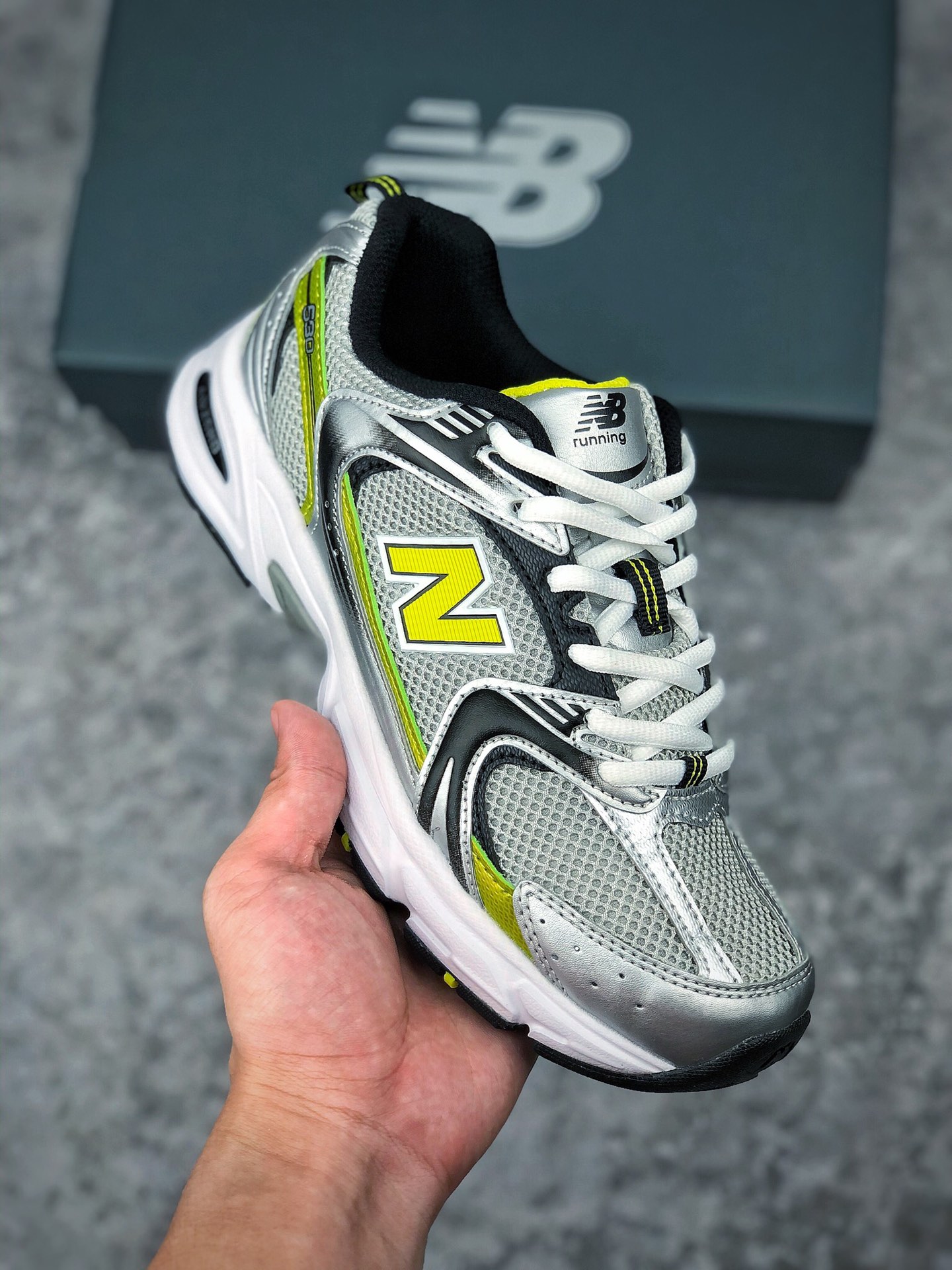  支持放店
New Balance 530系列鞋款最早风靡于 2000 年初的时候，浓浓复古气质，展现出十足老爹鞋气质。此次精简后的设计，在保留老爹鞋设计精髓之余，设计更加灵活、轻便，十分适合当下季节上脚鞋身大面积采用网眼材质打造，搭配皮革材质勾勒出鞋身轮廓，带来丰富层次感。 搭载 ABZORB 缓震中底，充分保障日常穿着需求。
货号 MR530SK
Size 36 36.5 37 38 38.5 39 40 40.5 41.5 42 42.5 43 44 45