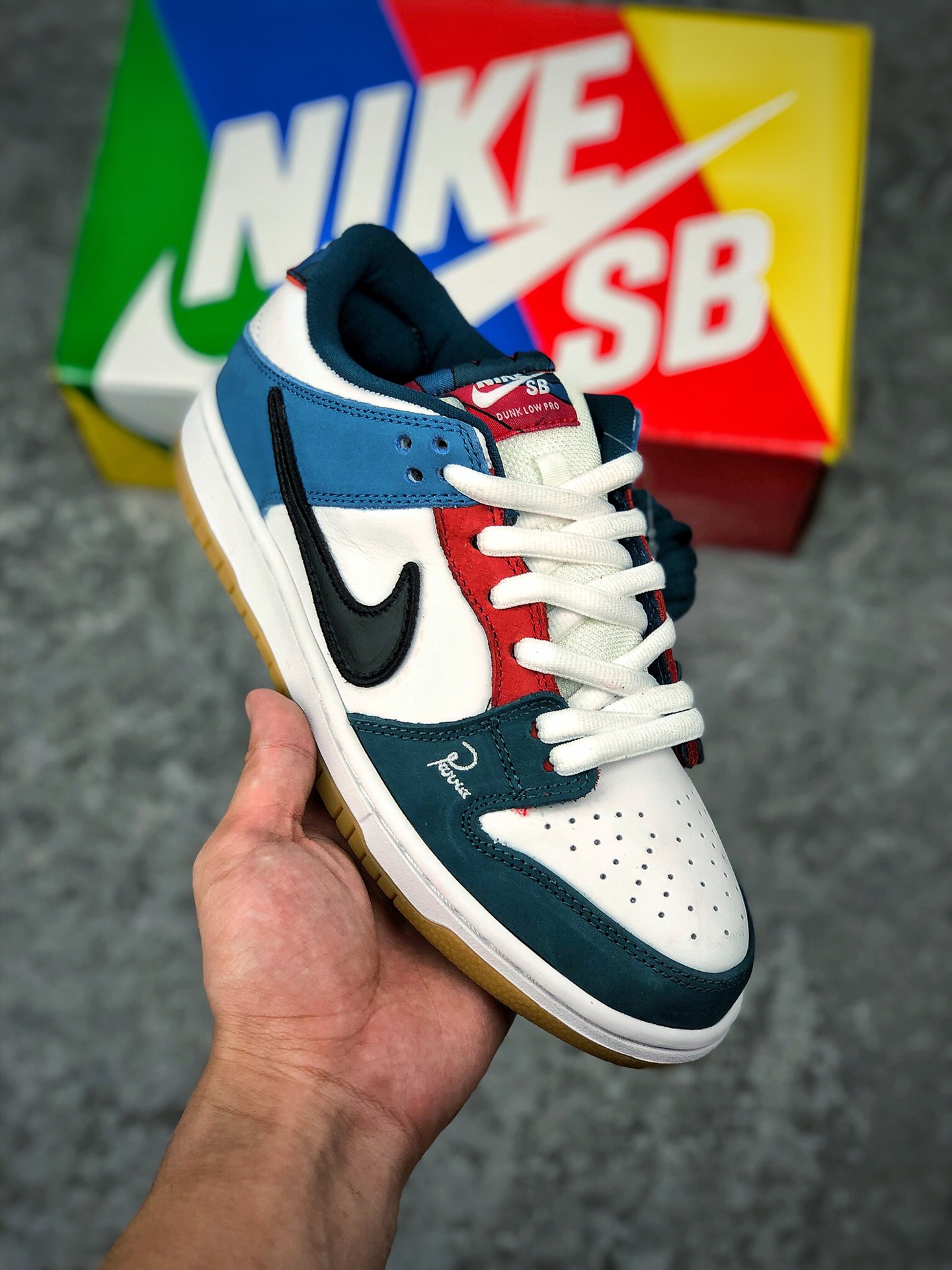  终端放货
SB板鞋 迷彩 涂鸦 Parra x Nike SB Zoom Dunk Low 联名系列
经典百搭休闲运动板鞋加厚鞋舌的填充，使舒适性大大提升，同时也更方便穿脱中底部分则加入了脚感柔软舒适ZoomAir气垫，有效吸收滑板等极限运动在落地时带来的冲击力，为街头运动者们提供更好的保护
货号：DH7695-100
尺码：36 36.5 37.5 38 38.5 39 40 40.5 41 42 42.5 43 44 45 46 47