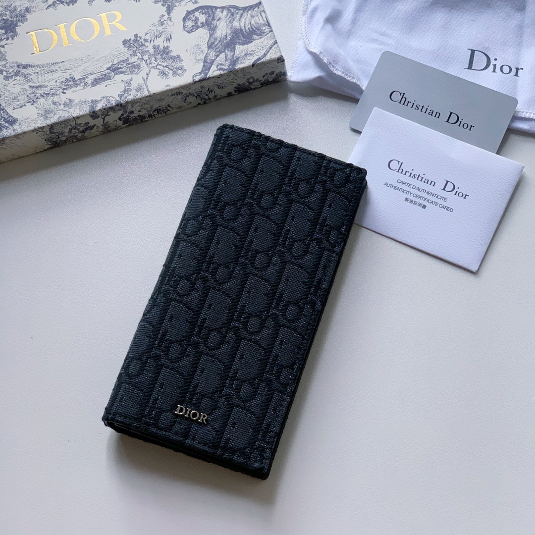 NO:672410,dior men's suit clip, black jacquard Dior Oblique with black first-layer cowhide, built-in sixteen card slots, very practical model number Z0BBC002 size 18.5×9.5cm, Dior wallet, dior, wallets, business suit, cowhide19860909dior 男士西装夹夹,黑色提花布 Dior Oblique 搭配黑色头层牛皮,内置十六卡位非常实用款号Z0BBC002尺寸18.5×9.5cm,Dior钱包,dior,wallets,business suit,cowhide,欧美剧