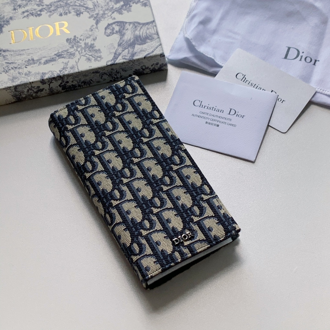 NO:672308,dior men's suit clip, blue jacquard Dior Oblique with black first-layer cowhide, built-in sixteen card slots, very practical model number Z0BBC002 size 18.5×9.5cm, Dior wallet, dior, wallets, business suit, cowhide19860909dior 男士西装夹夹,蓝色提花布 Dior Oblique 搭配黑色头层牛皮,内置十六卡位非常实用款号Z0BBC002尺寸18.5×9.5cm,Dior钱包,dior,wallets,business suit,cowhide,欧美剧