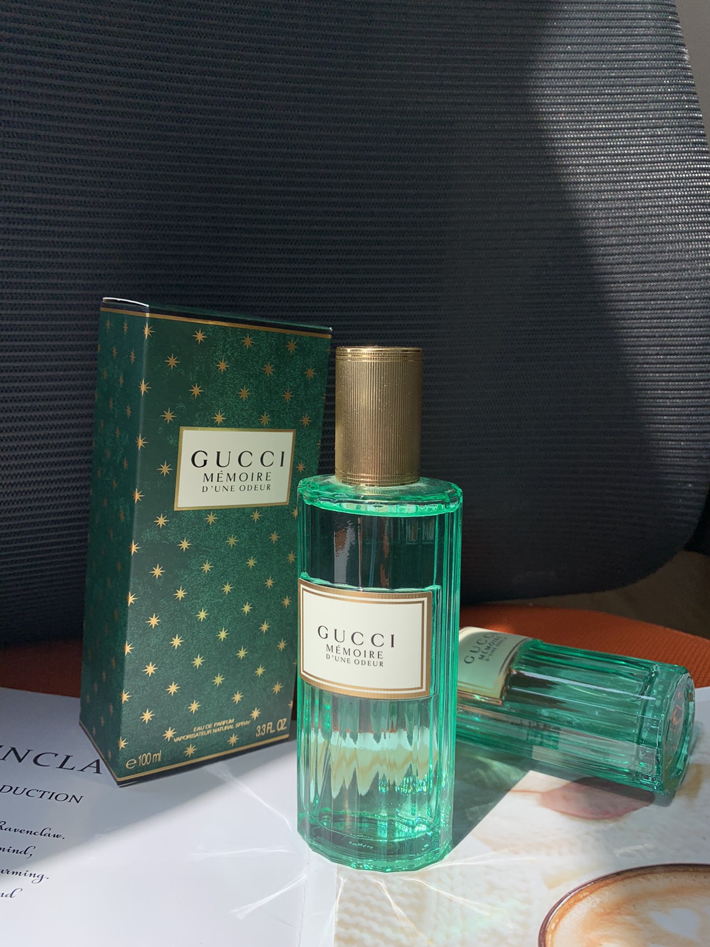 NO:810023,Gucci Gucci Smell Memory ml Attributes Neutral fragrance Woody floral fragrance Top note: chamomile Middle note: jasmine musk Base note: vanilla woody sandalwood cedar If you are tired of the sweet scent, you can try this woody floral fragrance, a mixture of chamomile and white fragrant jasmine. It has a clean and refreshing smell that is hard to describe, a familiar smell. After the sweet chamomile, it becomes a very high-end woody fragrance that can withstand consideration. Perfume, gucci, gucci19860909Gucci 古驰 气味记忆 ml 属性中性香 香调木质花香调 前调洋甘菊 中调茉莉麝香 后调香草木质香檀香木雪松 如果你闻腻了甜香,可以试试这款木质花调香洋甘菊跟白色芳香茉莉花的混合很干净清爽的味道很难形容的似曾相识的气味,甜美的甘菊过后就是很经得起琢磨的很高级的木调香味哦,香水,gucci,gucci,accessory