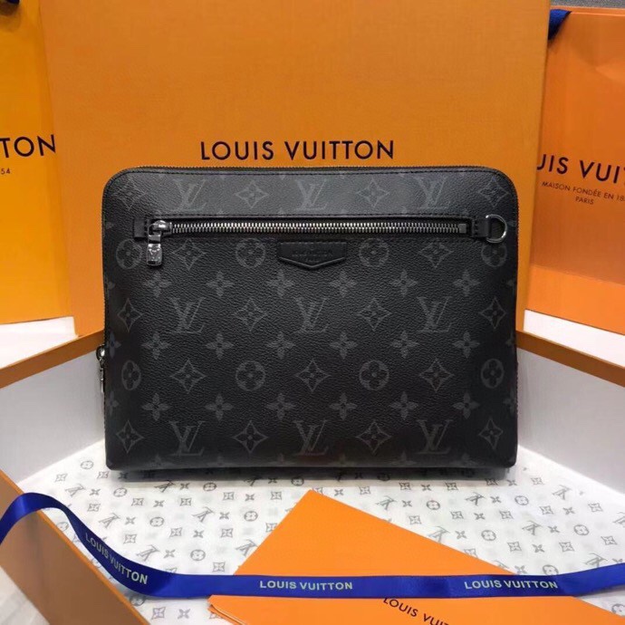 K0 内格卡位都是头层牛皮m60417:三个色：黑花、老花、黑格。 Louis Vuitton 路易威登 LV  路易威登 来袭 new 手拿包取材 damier gra帆布和金属件，设有拉链外袋、内贴袋和卡位，点缀路易威登巴黎标识压纹标签，展现功能与潮流的融合。详细特征21.0 x 27.0 x 5.0 厘米长 x 高 x 宽 配礼品盒