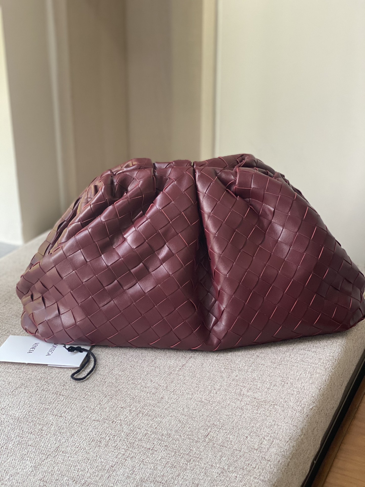 Bottega Veneta Bordeaux wine red Bjia 576227 Super Brain Super Brain BV clutch bags counterattack begins with this early autumn THE POUCH series