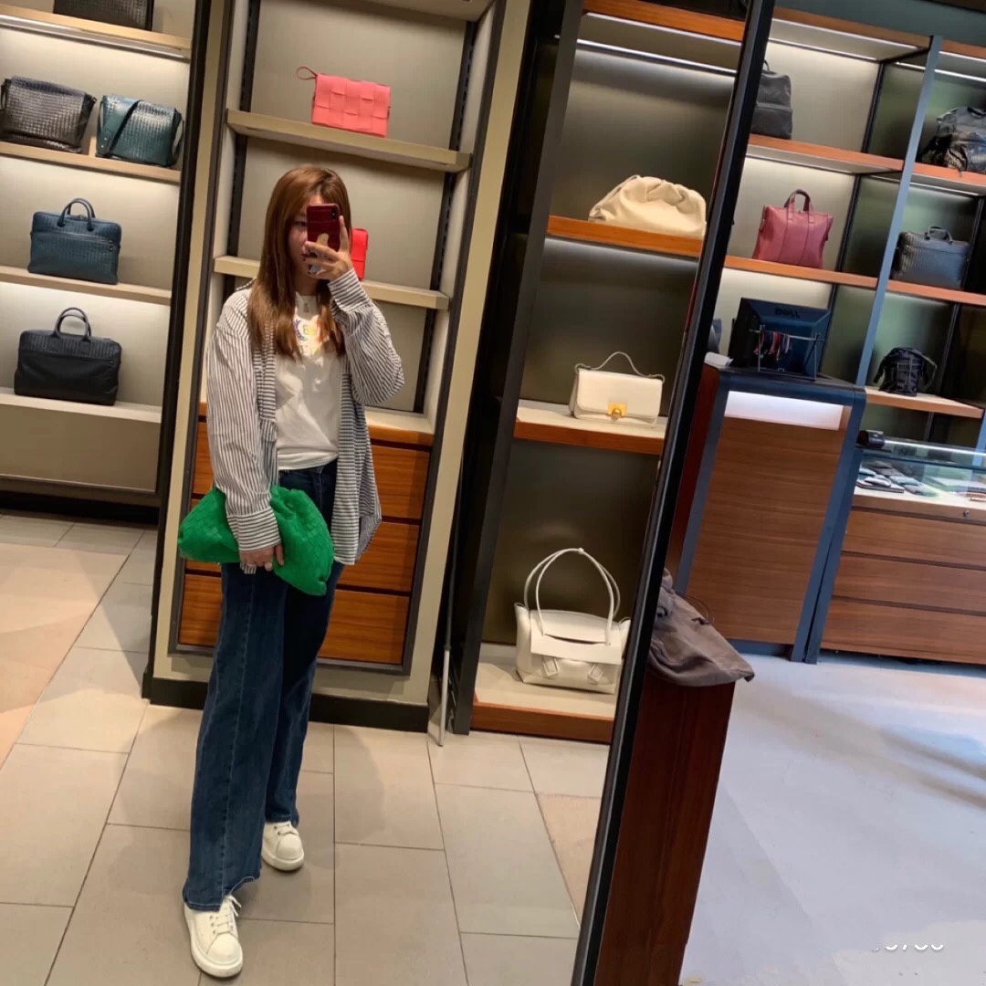 Bottega Veneta BV original clutch bag has a high-end feel when you put it on your back. The green one is so beautiful!