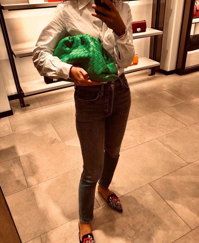 Bottega Veneta BV original clutch bag has a high-end feel when you put it on your back. The green one is so beautiful!