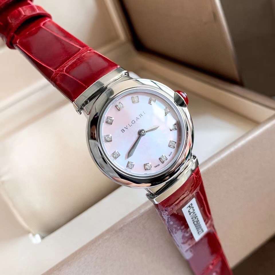 NO:158372,Batch: Full set of packaging, high-end hard goods, exclusive to the entire network!  DIVAS launched by Bulgari, a famous Italian luxury jewelry brand  DREAM Women's Quartz Watch. This watch has a 30mm stainless steel case. After the brand polishing and polishing, the perfect case curve and elegant and unique fan shape are very beautiful. The stainless steel bag is 18K rose gold. The dial is not only available in a variety of colors, but also has rare natural stones, with a casual texture. The white unique natural marble dial is inlaid with 12 1.3Vvs-level foot-reverse real diamond hour markers  , with a unique three-dimensional and textured feel, echoing the design of the center 2-pin, making the time indication very clear and simple. It is equipped with the original movement, top-notch luxury, gray is often scarce, and can be disassembled and inspected in the counter. The H3-level market cannot be ordered, so there is no need to worry about the impact of counterfeit and imitation. We only have one batch sold out and will never be sold out. It is matched with an American crocodile leather strap, convex sapphire glass, never scratched, 50 meters waterproof, with a full set of original packaging, and it is very suitable to wear it yourself!  National inspection GTC certificate one form and one number can be scanned and checked to ensure real materials., bvlgari, crocodile skin19860909批: 全套包装 高端硬货,全网独家！意大利著名奢华珠宝品牌宝格丽推出的DIVAS’ DREAM女士石英腕表.这款腕表以30毫米精钢表壳,经过品牌抛光打磨处理之后,完美的表壳弧度以及典雅而别致的扇形十分漂亮,精钢包18K玫瑰金,表盘不仅有多种色彩可选,并且其中还有稀少的天然石头,质感随意可见,洁白的独一无二天然大理石表盘上镶嵌有12颗1.3Vvs级足反真钻时标,别具立体感和纹路感,与中央2针设计相呼应,令时间指示非常清晰简约,搭载原装机芯,顶级奢华,灰常稀缺,可专柜拆机验货,H3级别市场无法订购,无需担心假货仿货冲击,我们也仅此一批售完永无,搭配美洲鳄鱼皮表带,凸面蓝宝石玻璃,永不刮花,50米防水,配全套原包装,送礼自戴都非常合适！ 国检GTC证书一表一编号 可扫可查,保障真材实料.,,bvlgari,crocodile skin,Watch