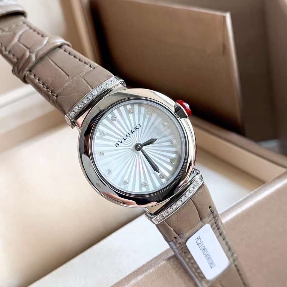NO:158366,Batch: Full set of packaging, high-end hard goods, exclusive to the entire network!  The DIVAS’DREAM series 103119 women’s quartz diamond-set watch launched by Bulgari, a famous luxury jewelry brand in Italy, is exclusive to the entire network. The DIVAS’DREAM watch uses a natural mosquito dial with a classic and unique fan pattern, and is inlaid with 20 natural real diamonds on the entire outer ring, exuding an elegant temperament and the charm of the eternal city. This series of watches has become one of the identity logos of elegant ladies in the upper class of Italy. Our case is also presented with stainless steel plating material, and the dial’s more unique pattern and 12 natural diamonds show the glittering posture of Bulgari’s jewelry brand. This watch is made of 30mm stainless steel case, after exquisite polishing and polishing by the brand OEM factory, perfect  The case curve and elegant and unique fan shape are very beautiful, and the texture is randomly visible. Each watch is uniquely set with 12 1.3Vvs level foot reverse real diamond hour markers, fan-shaped lugs are set with 20 1.0vvs real diamonds, the whole watch is 32 pellets with natural stone surfaces, top luxury, GTC authoritative inspection and certification, can be checked online, equipped with authentic Bulgari exclusively for original movement, very scarce, can be disassembled and inspected in the counter, and the H3 needles cannot be ordered in the market. We only have this batch sold out and will never be sold out. It contains steel sheet molded American crocodile leather strap, ultra-thin design, making it more comfortable to wear, convex sapphire glass, never scratched, 50 meters waterproof, with a full set of original packaging, it is very suitable to wear it yourself!  National inspection GTC certificate can be scanned or checked, real materials, bvlgari, crocodile skin19860909批:全套包装 高端硬货,全网独家！意大利著名奢华珠宝品牌宝格丽推出的DIVAS’DREAM系列103119女士石英镶钻腕表,全网独家,DIVAS’DREAM腕表采用天然贝母表盘与经典别致的扇形图案相融合,加上整外圈20颗天然真钻镶嵌,散发优雅气质和永恒之城的迷人,此系列腕表成为了意大利上层社会优雅女士的身份标识之一.我们家表壳也以精钢镀材质呈现,表盘更独特的纹路搭配12粒天然钻石展现宝格丽的珠宝品牌闪耀动人之姿.这款腕表以30毫米精钢表壳,经过品牌代工厂精致抛光打磨处理之后,完美的表壳弧度以及典雅而别致的扇形十分漂亮,质感随意可见,每一个腕表都是独一无二的镶嵌有12颗1.3Vvs级足反真钻时标,扇形表耳镶嵌20粒1.0vvs真钻,整表32粒加天然石头面,顶级奢华,GTC权威检测认证,联网可查,搭载正品一致的宝格丽专供原装机芯,非常稀缺,可专柜拆机验货,H3针高市场也无法订购,我们也仅此一批售完永无,内含钢片成型美洲鳄鱼皮表带,超薄设计,令佩戴更加的舒适,凸面蓝宝石玻璃,永不刮花,50米防水,配全套原包装,送礼自戴都非常合适！国检GTC证书一表一编号可扫可查,真材实料,,bvlgari,crocodile skin,Watch