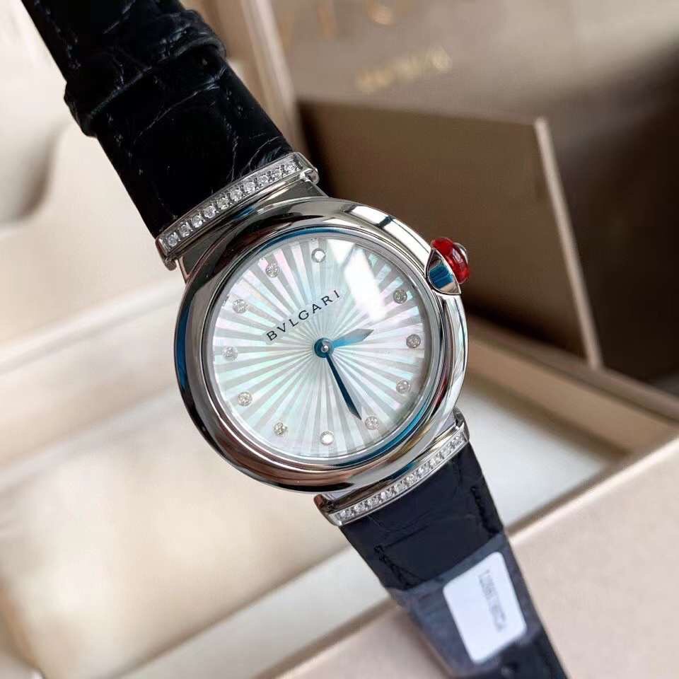NO:158369,Batch: Full set of packaging, high-end hard goods, exclusive to the entire network!  The DIVAS’DREAM series 103119 women’s quartz diamond-set watch launched by Bulgari, a famous luxury jewelry brand in Italy, is exclusive to the entire network. The DIVAS’DREAM watch uses a natural mosquito dial with a classic and unique fan pattern, and is inlaid with 20 natural real diamonds on the entire outer ring, exuding an elegant temperament and the charm of the eternal city. This series of watches has become one of the identity logos of elegant ladies in the upper class of Italy. Our case is also presented with stainless steel plating material, and the dial’s more unique pattern and 12 natural diamonds show the glittering posture of Bulgari’s jewelry brand. This watch is made of 30mm stainless steel case, after exquisite polishing and polishing by the brand OEM factory, perfect  The case curve and elegant and unique fan shape are very beautiful, and the texture is randomly visible. Each watch is uniquely set with 12 1.3Vvs level foot reverse real diamond hour markers, fan-shaped lugs are set with 20 1.0vvs real diamonds, the whole watch is 32 pellets with natural stone surfaces, top luxury, GTC authoritative inspection and certification, can be checked online, equipped with authentic Bulgari exclusively for original movement, very scarce, can be disassembled and inspected in the counter, and the H3 needles cannot be ordered in the market. We only have this batch sold out and will never be sold out. It contains steel sheet molded American crocodile leather strap, ultra-thin design, making it more comfortable to wear, convex sapphire glass, never scratched, 50 meters waterproof, with a full set of original packaging, it is very suitable to wear it yourself!  National inspection GTC certificate can be scanned or checked, real materials, bvlgari, crocodile skin19860909批: 全套包装 高端硬货,全网独家！意大利著名奢华珠宝品牌宝格丽推出的DIVAS’DREAM系列103119女士石英镶钻腕表,全网独家,DIVAS’DREAM腕表采用天然贝母表盘与经典别致的扇形图案相融合,加上整外圈20颗天然真钻镶嵌,散发优雅气质和永恒之城的迷人,此系列腕表成为了意大利上层社会优雅女士的身份标识之一.我们家表壳也以精钢镀材质呈现,表盘更独特的纹路搭配12粒天然钻石展现宝格丽的珠宝品牌闪耀动人之姿.这款腕表以30毫米精钢表壳,经过品牌代工厂精致抛光打磨处理之后,完美的表壳弧度以及典雅而别致的扇形十分漂亮,质感随意可见,每一个腕表都是独一无二的镶嵌有12颗1.3Vvs级足反真钻时标,扇形表耳镶嵌20粒1.0vvs真钻,整表32粒加天然石头面,顶级奢华,GTC权威检测认证,联网可查,搭载正品一致的宝格丽专供原装机芯,非常稀缺,可专柜拆机验货,H3针高市场也无法订购,我们也仅此一批售完永无,内含钢片成型美洲鳄鱼皮表带,超薄设计,令佩戴更加的舒适,凸面蓝宝石玻璃,永不刮花,50米防水,配全套原包装,送礼自戴都非常合适！国检GTC证书一表一编号可扫可查,真材实料,,bvlgari,crocodile skin,Watch