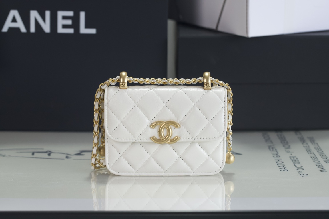 Brand , in stock now! The long-awaited 2021 new double pearl chain coin purse and card holder. Featuring the perfect design of the gold ball, adjustable, made of smooth calfskin material, this bag is explosively stylish. Absolutely luxurious. Size: 9.5x12.5x3.5cm. image 1