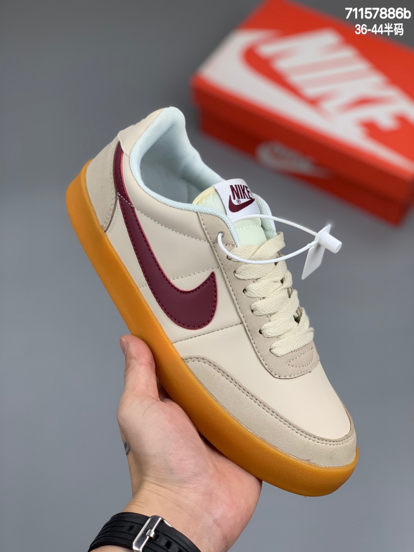 
 J.Crew x Nike Killshot II Leather 联名板鞋 采用米白色皮革制作鞋身，Swoosh 点缀其中，最后搭载棕色生胶大底，流露出满满的复古气气息货号：432997-112
编码：71157886b 尺码：36-44半码