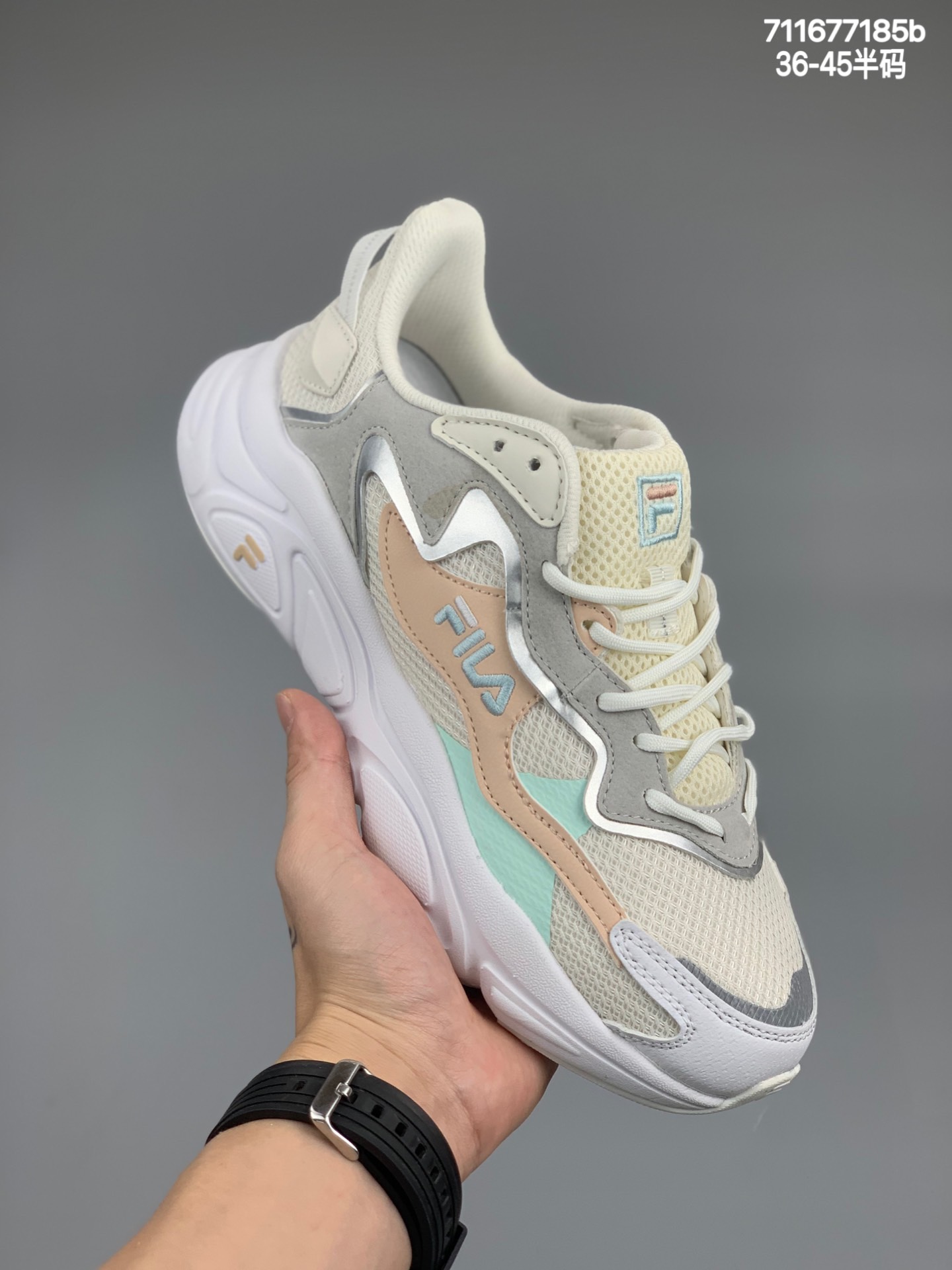 
Fila Ray Tracer 斐乐新款老爹鞋 泫雅上脚同款 复古风重现 原鞋开版定制 正品同步鞋材 皮革拼接麂皮 搭配透气网布 主打复古潮流 白粉紫撞色设计 视觉冲击十足  超厚EVA软底设计 轻量舒适脚感 附带内增高效果 妥妥仙女款 完美上脚体验
编码：711677185b  尺码：36-45半码