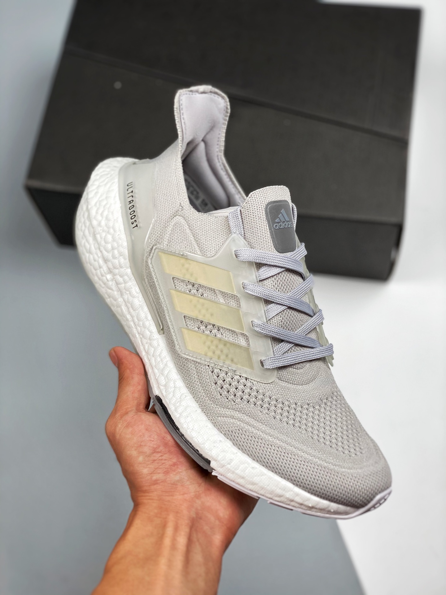 Ultra Boost 7.0 blanco y gris, lanzamiento simultáneo en tiendas, fotos reales en primer lanzamiento. En comparación co…