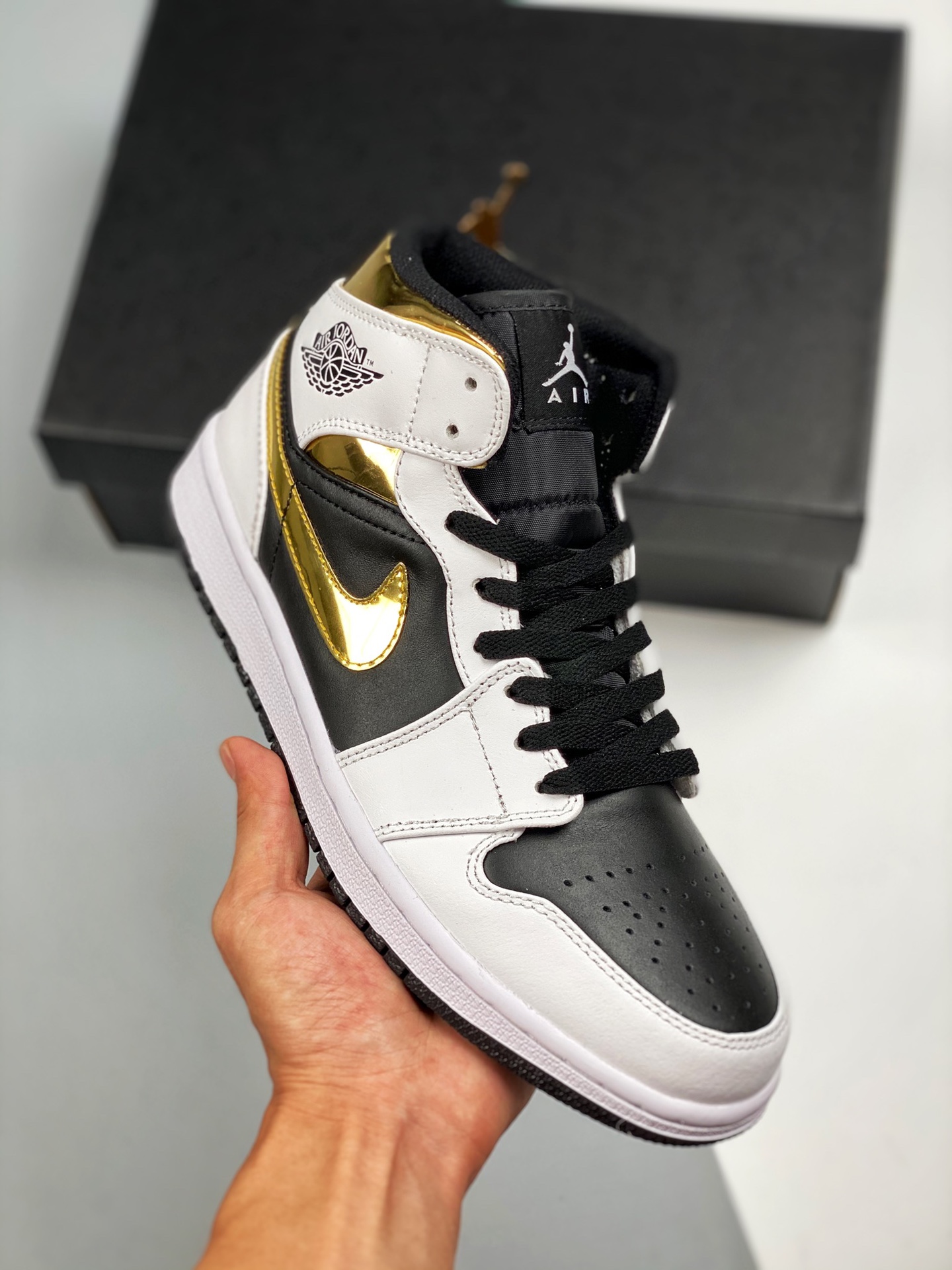 Air Jordan 1 Mid Blanco-Negro-Dorado Serie Mid Nuevo lote Suela original con molde original Toda la zapatilla con cuero…
