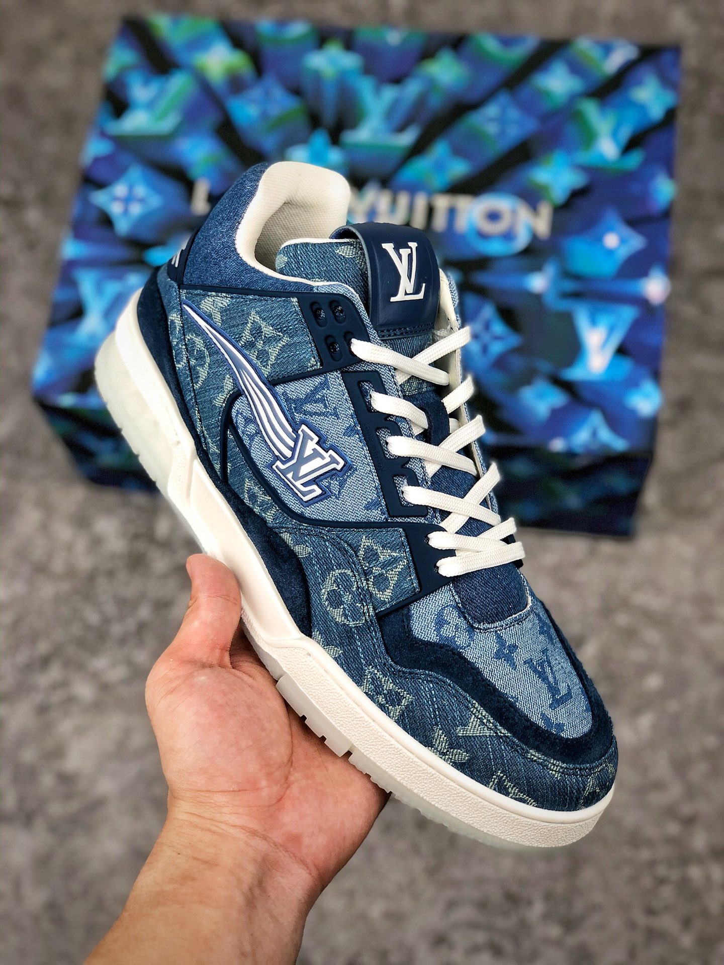  核心放店
Louis Vuitton LV Trainer 大logo牛仔 路易威登低帮 夏季首选刷街单品 代购混卖品质 正确限定鞋盒 全套包装 全身百分之95原材料打造 原版开模耗时研发 市面顶级版本 高端正确品质独家出货 细节质感 无可挑剔 官网一致配套！穿着舒适！所有细节均和原版一致！（偏大一码）
尺码： 39 40 41 42 43 44 45