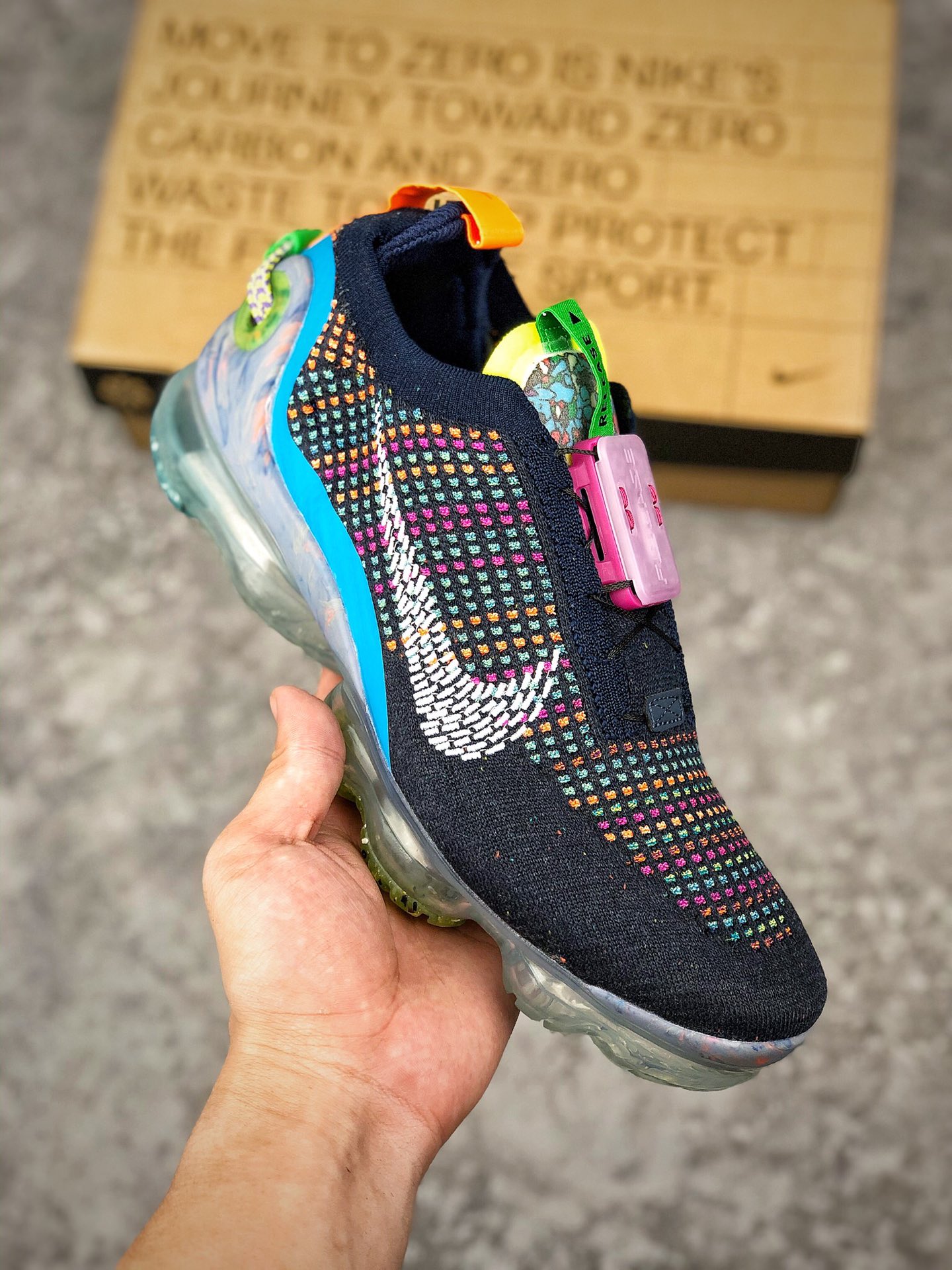  支持放店
Nike Air Vapormax 2020 Flyknit  全新飞织快速系带全掌大气垫百搭休闲运动慢跑鞋 
#鞋面以多种颜色呈现，搭配格纹装饰，同时鞋身还融入了环保回收理念，鞋面 、外底和后跟支撑片似乎都融入了回收材质。加入的 FlyEase 快速系带科技，单手就能轻松操作。在鞋舌有科技模块，后跟则是收紧绑带的拉带。鞋底气垫也与前几代有所不同，以交叉的气垫管道代替之前的分掌设计，气垫覆盖面积更大。
官方货号：CJ6740-400
尺码：36 36.5 37.5 38 38.5 39 40 40.5 41 42 42.5 43 44 44.5 45