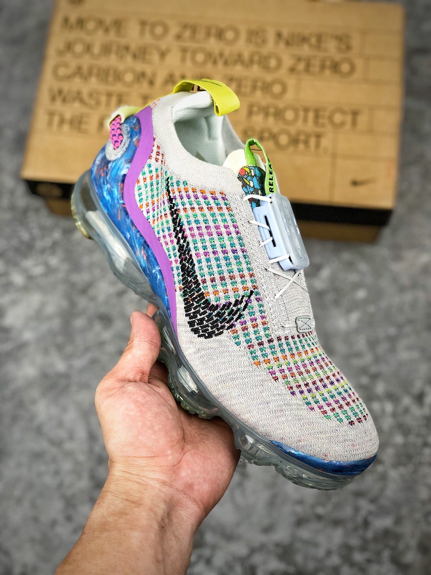  支持放店
Nike Air Vapormax 2020 Flyknit  全新飞织快速系带全掌大气垫百搭休闲运动慢跑鞋 
#鞋面以多种颜色呈现，搭配格 纹装饰，同时鞋身还融入了环保回收理念，鞋面、外底和后跟支撑片似乎都融入了回收材质。加入的 FlyEase 快速系带科技，单手就能轻松操作。在鞋舌有科技模块，后跟则是收紧绑带的拉带。鞋底气垫也与前几代有所不同，以交叉的气垫管道代替之前的分掌设计，气垫覆盖面积更大。
官方货号：CJ6740-001
尺码：36 36.5 37.5 38 38.5 39 40 40.5 41 42 42.5 43 44 44.5 45