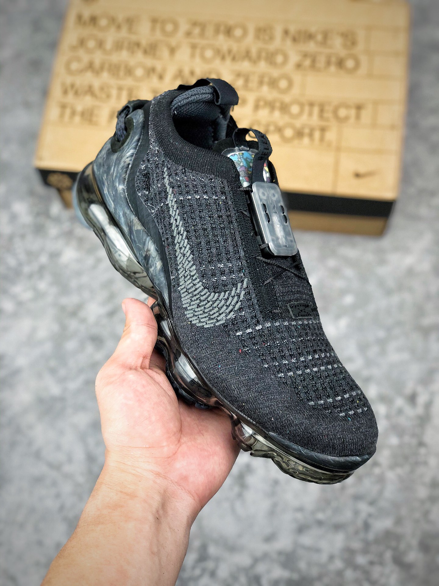  支持放店
Nike Air Vapormax 2020 Flyknit  全新飞织快速系带全掌大气垫百搭休闲运动慢跑鞋 
#鞋面以多种颜色呈现，搭配格纹装饰，同时鞋身还融入了环保回收理念，鞋面、外底和后跟支撑片似乎都融入了回收材质。加入的 FlyE ase 快速系带科技，单手就能轻松操作。在鞋舌有科技模块，后跟则是收紧绑带的拉带。鞋底气垫也与前几代有所不同，以交叉的气垫管道代替之前的分掌设计，气垫覆盖面积更大。
官方货号：CJ6740-002
尺码：36 36.5 37.5 38 38.5 39 40 40.5 41 42 42.5 43 44 44.5 45