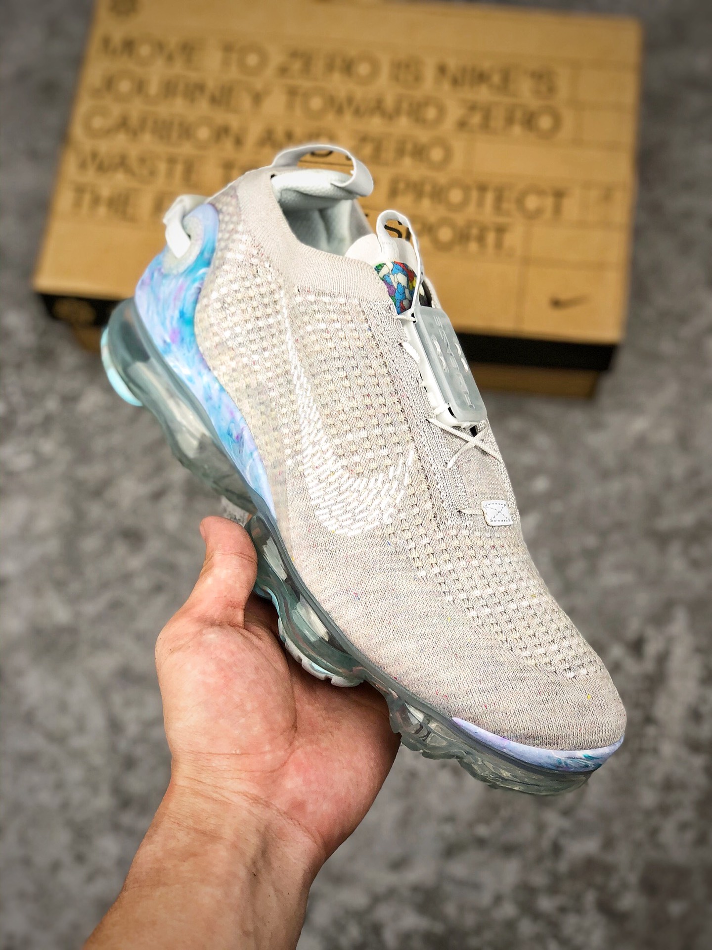  支持放店
Nike Air Vapormax 2020 Flyknit  全新飞织快速系带全掌大气垫百搭休闲运动慢跑鞋 
#鞋面以多种颜色呈现，搭配格纹装饰，同时鞋身还融入了环保回收理念，鞋面、外 底和后跟支撑片似乎都融入了回收材质。加入的 FlyEase 快速系带科技，单手就能轻松操作。在鞋舌有科技模块，后跟则是收紧绑带的拉带。鞋底气垫也与前几代有所不同，以交叉的气垫管道代替之前的分掌设计，气垫覆盖面积更大。
官方货号：CJ6740-100
尺码：36 36.5 37.5 38 38.5 39 40 40.5 41 42 42.5 43 44 44.5 45