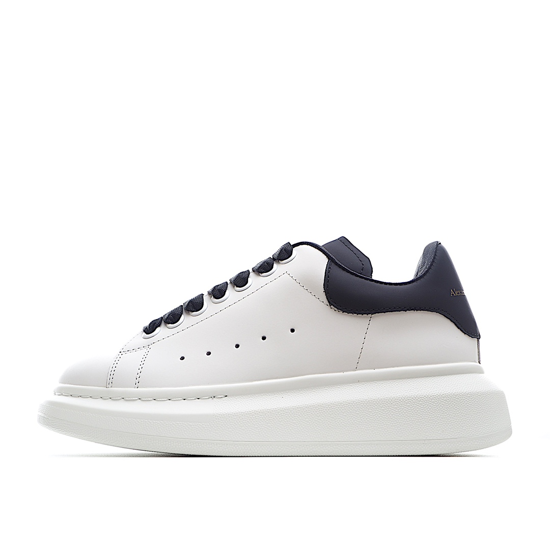 I0 Alexander McQueen  麦昆 Alexander McQueen  丝绸黑尾官网同步发售想不出有任何理由不收它面料采用进口丝绸亚光原版牛皮最新材料水染羊皮内里，牛皮垫脚 原版大底 回弹度极佳 耐磨又舒适 鞋底厚4.5cm 全套原版包装 进出专柜无压力