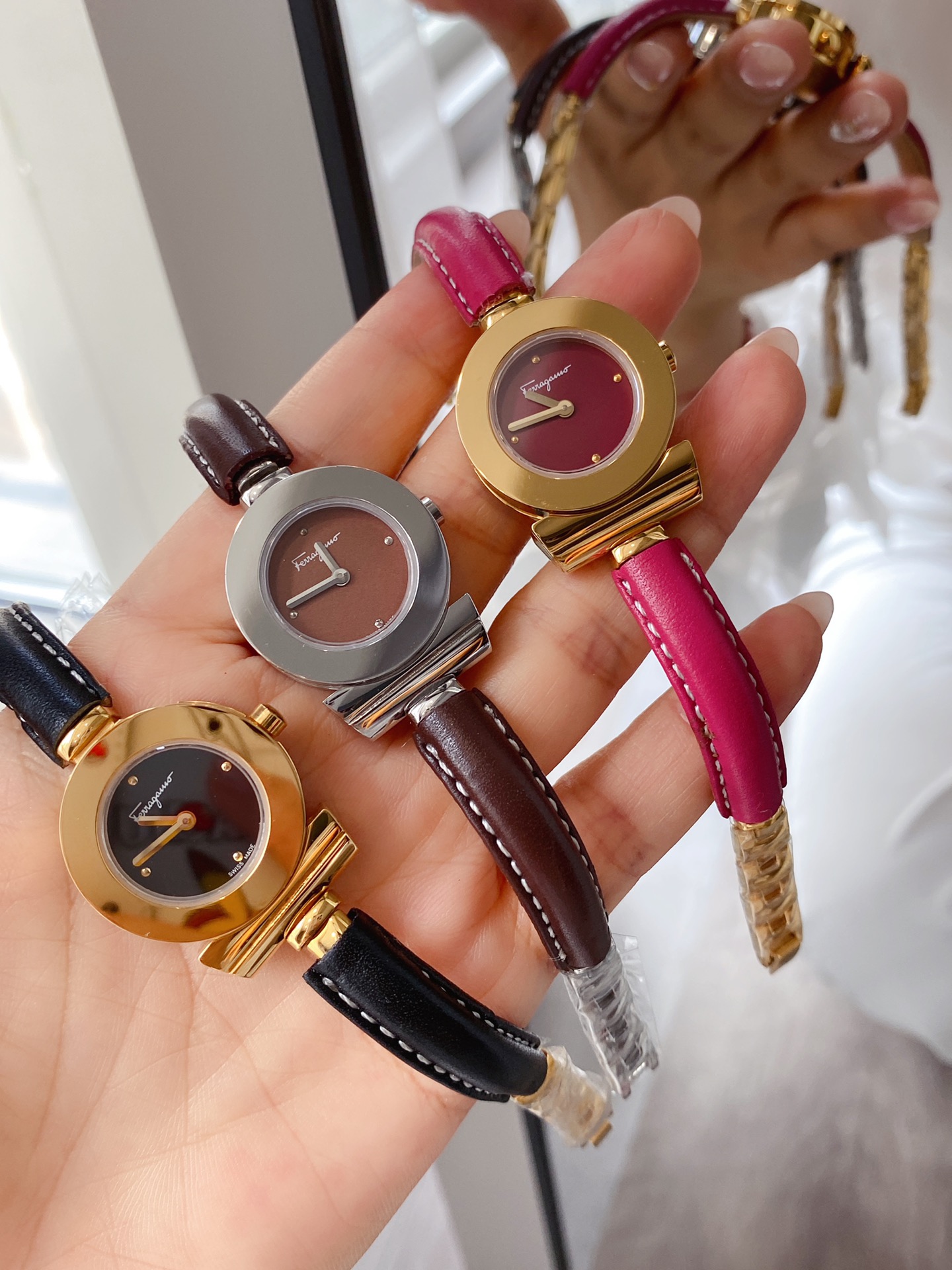 “Ms. Ferragamo’s Synchronised New Cabinet Watch: Fine Swiss Stone Core, Elegant Design” - 图片 7