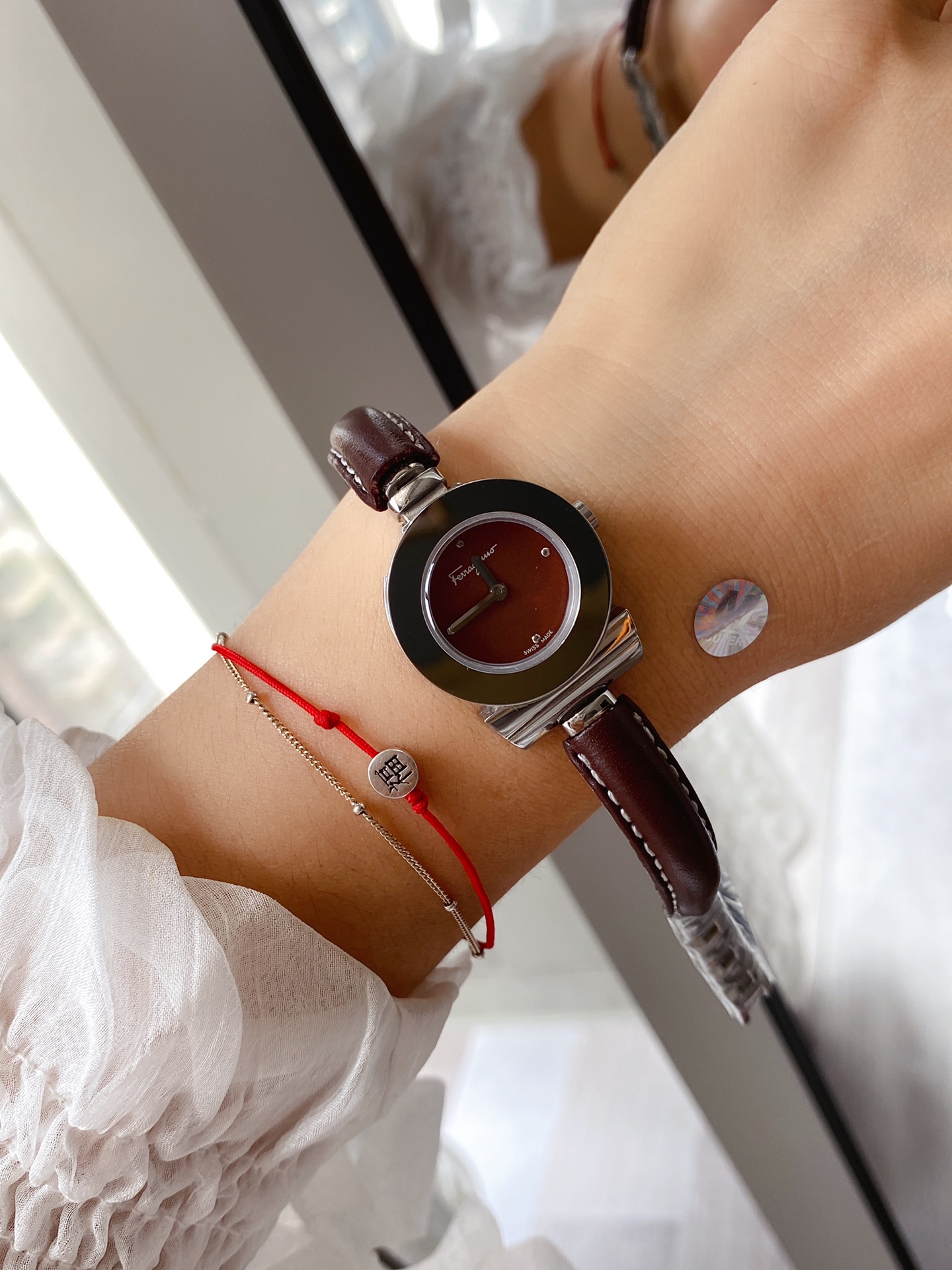 “Ms. Ferragamo’s Synchronised New Cabinet Watch: Fine Swiss Stone Core, Elegant Design” - 图片 6