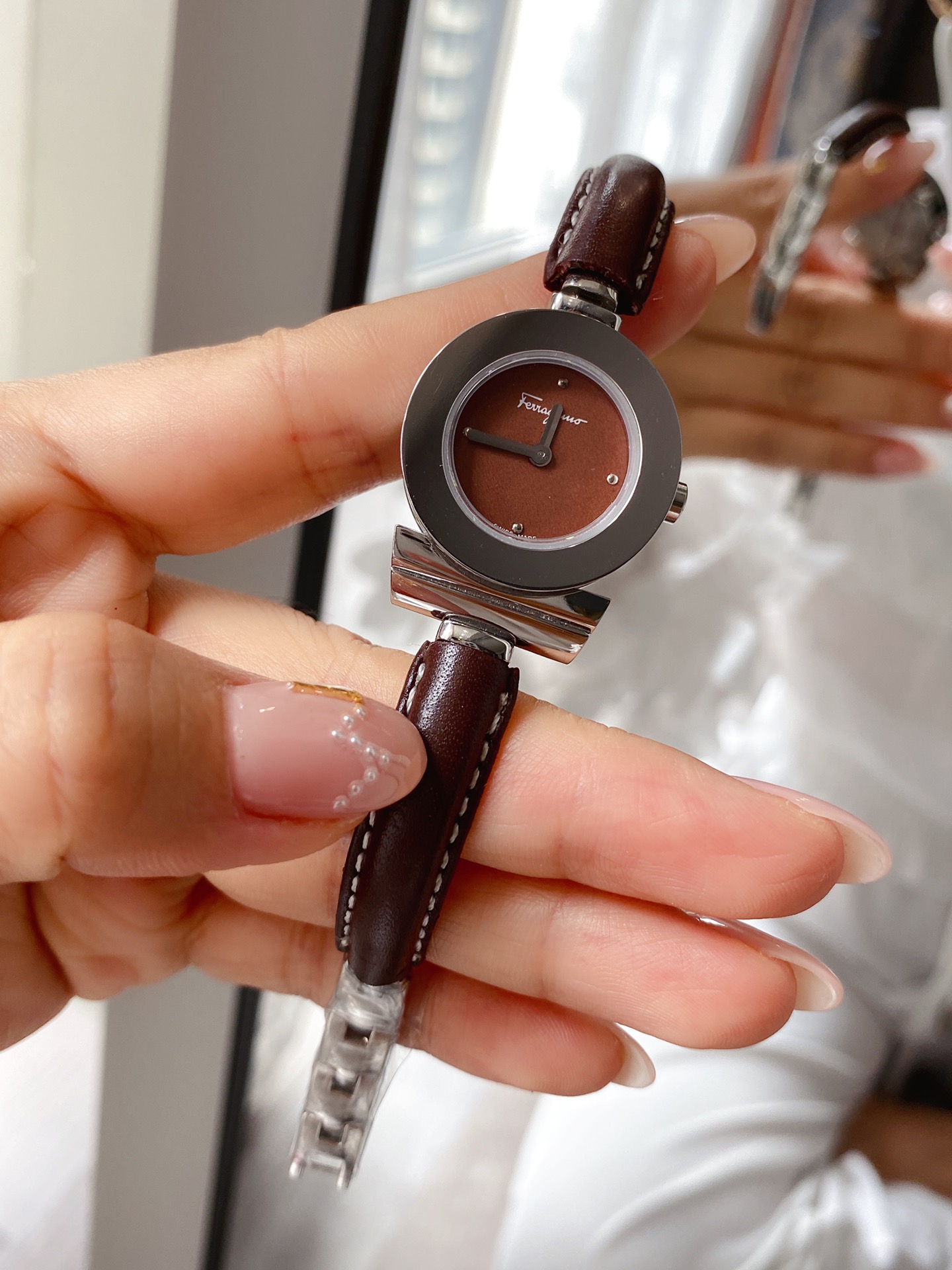 “Ms. Ferragamo’s Synchronised New Cabinet Watch: Fine Swiss Stone Core, Elegant Design” - 图片 4