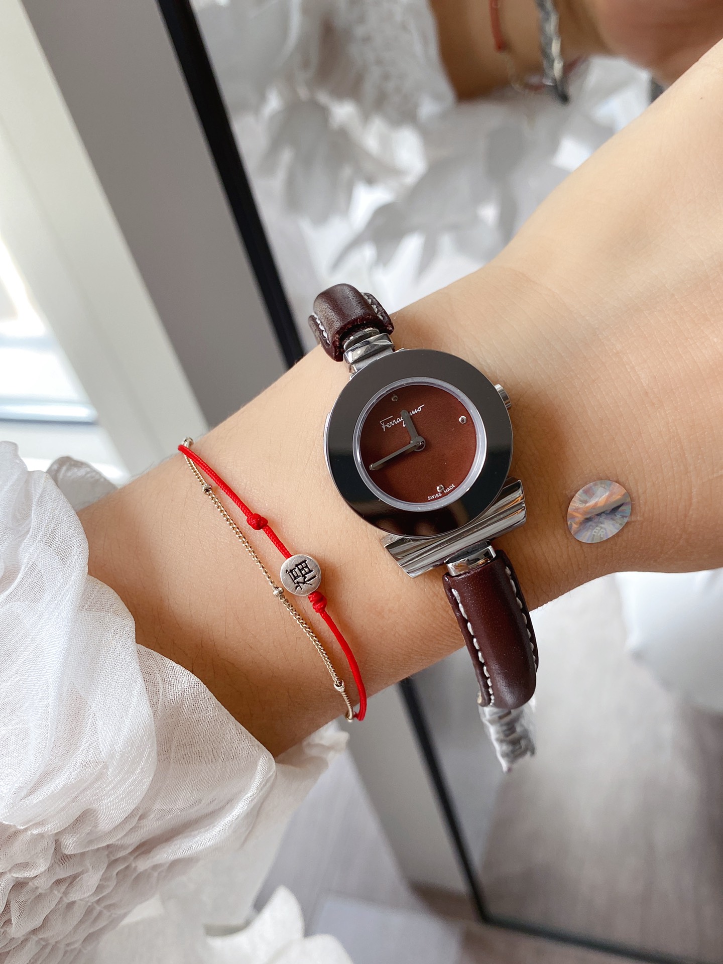 “Ms. Ferragamo’s Synchronised New Cabinet Watch: Fine Swiss Stone Core, Elegant Design” - 图片 5