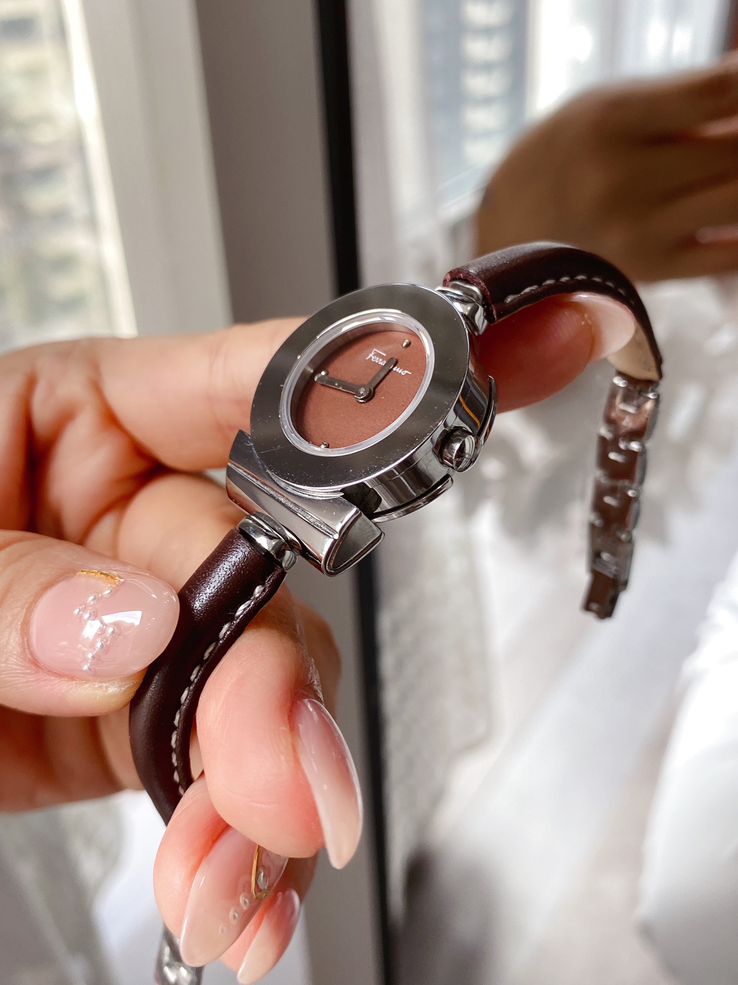 “Ms. Ferragamo’s Synchronised New Cabinet Watch: Fine Swiss Stone Core, Elegant Design” - 图片 2