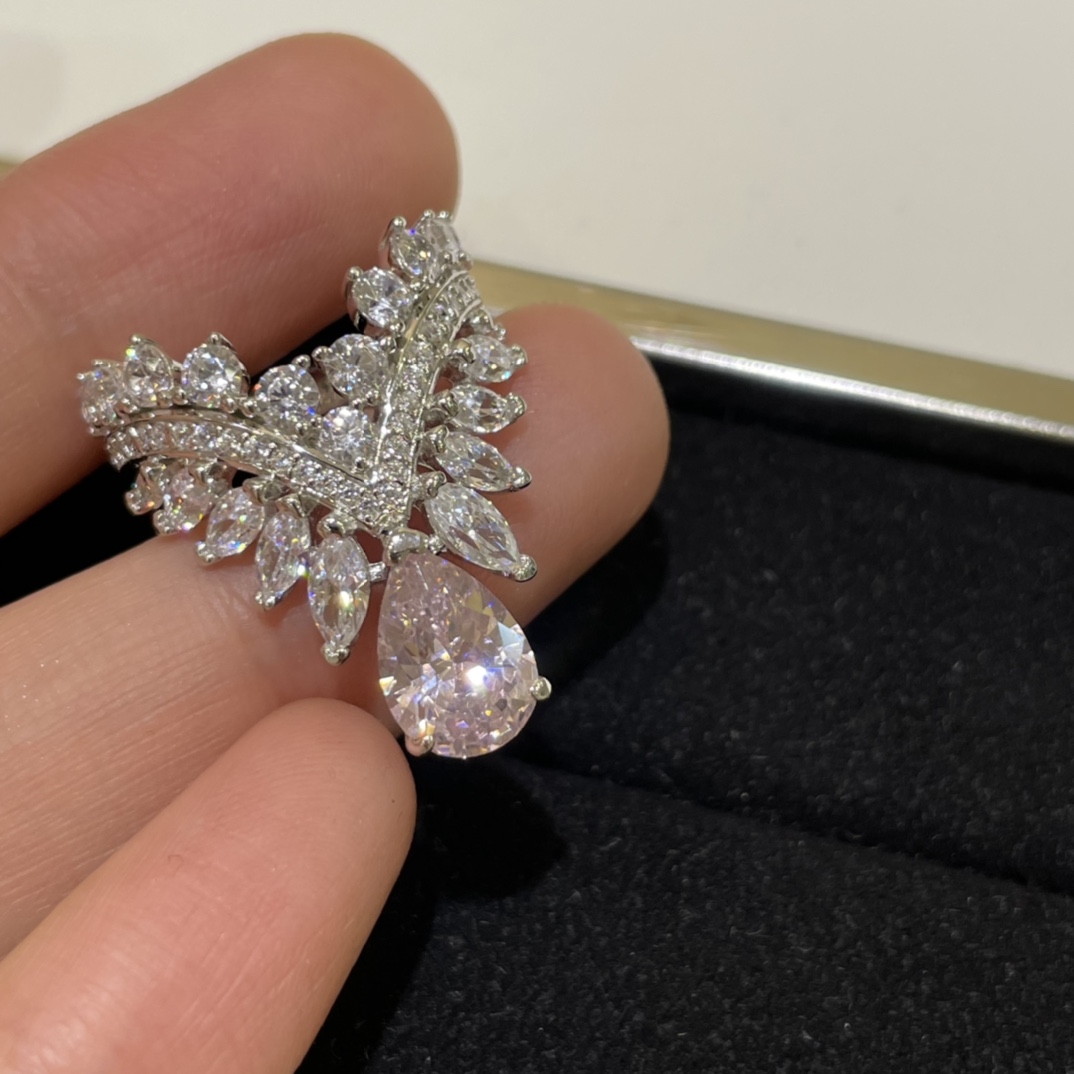 NO:634826,Chic, gentle and sweet fairy crown pink diamond ring. The sweet pink diamond is full of girlish feeling. The crown is embellished with radiance and dazzling charm. The appearance and texture are so amazing that you can just close your eyes and look at it. Material: s925 sterling silver + high carbon diamond. Size: 5-6-7-8-9, ring, pure silver, Cardia high-end jewelry.19860909别致温柔甜美仙系皇冠粉钻戒指 甜美的粉钻少女感满满 点缀皇冠流光溢彩 璀璨迷人 颜值和质感都太绝了随意闭眼入的好看 材质s925纯银+高碳钻 size美码5-6-7-8-9,,ring,pure silver,卡迪亚高端饰品,Jewelry