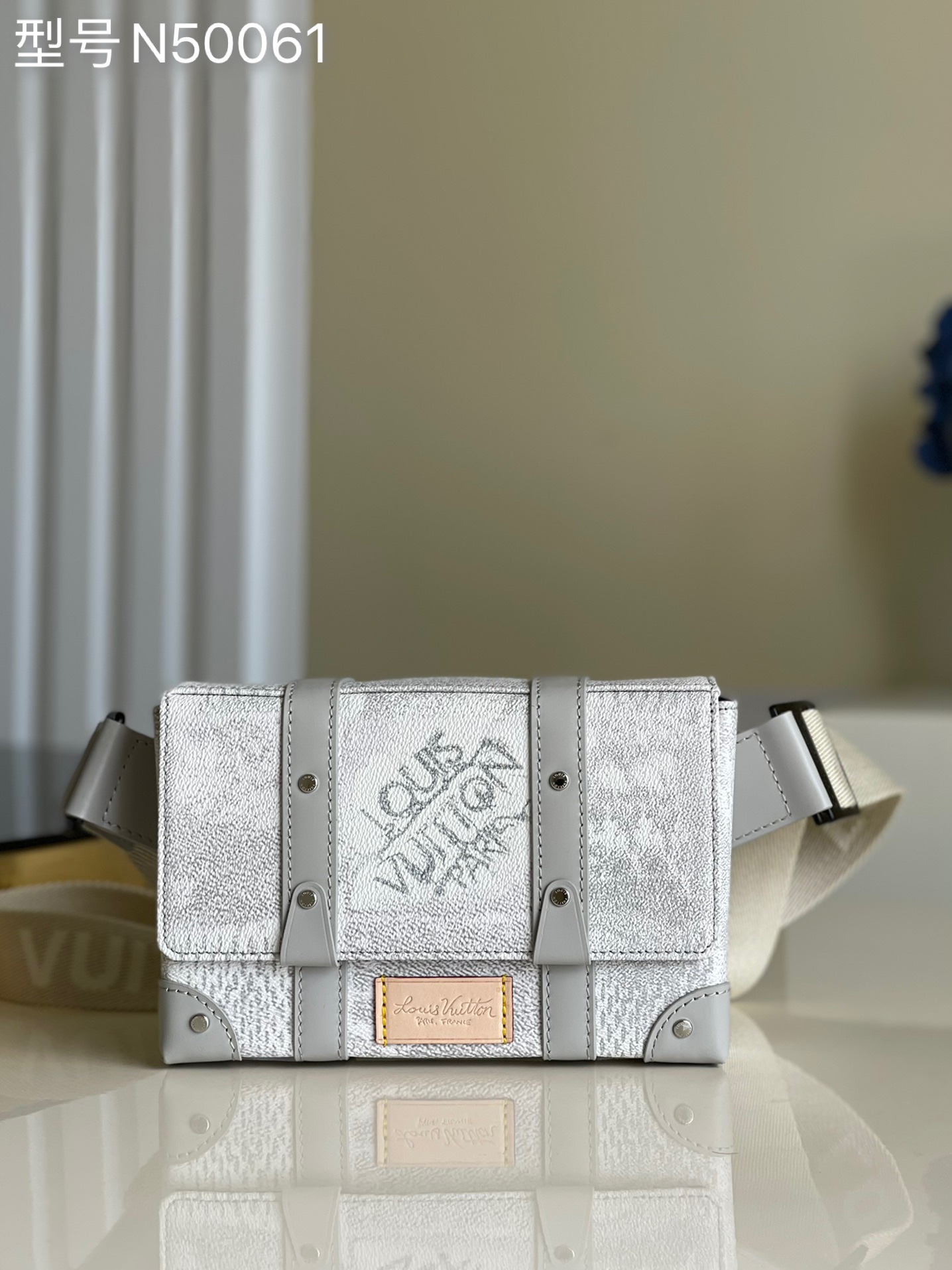 NO:397159,【Exclusive real photo N50061】Gray men's postman bag series TRUNK shoulder bag autumn and winter series Trunk shoulder bag is made of new Damier Salt canvas, using Louis Vuitton denim fabric aging process to give the classic coated canvas a new and fashionable texture. Compact configuration with adjustable shoulder straps, crossbody or waist-tie. 20.5 x 14 x 4.5 cm z.,LV [original leather],louis vuitton,louis vuitton,shoulder bags19860909【独家实拍N50061】灰色 男士邮差包系列 TRUNK 单肩包 秋冬系列 Trunk 单肩包取材全新 Damier Salt 帆布,采用路易威登丹宁布的做旧工艺赋予经典涂层帆布全新潮流质感.紧凑构型搭配可调节肩带,斜挎或系腰皆宜.20.5 x 14 x 4.5 厘米 z.,LV【原厂皮】,louis vuitton,louis vuitton,shoulder bags,Bag