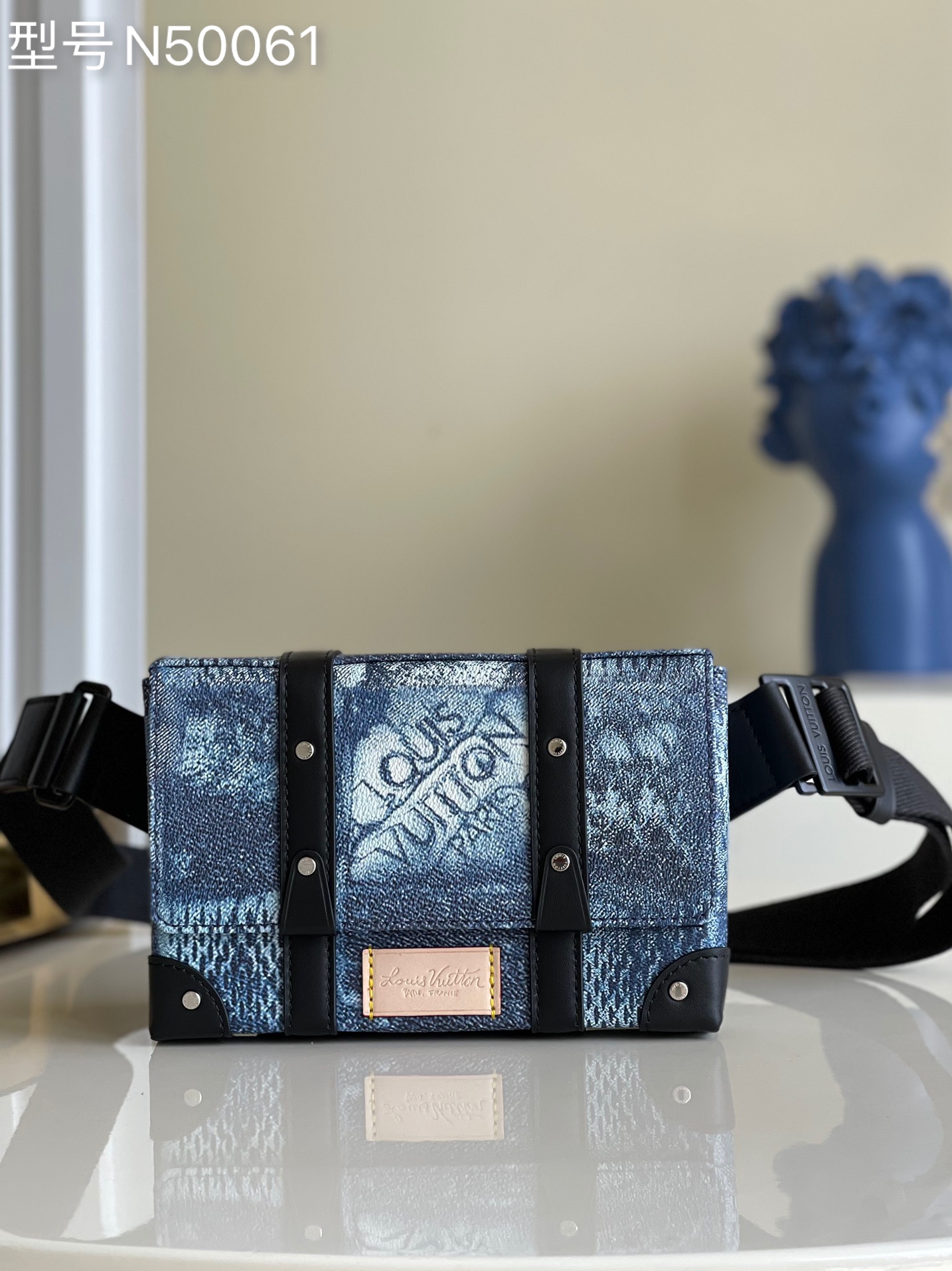 NO:397162,【Exclusive real photo N50061】Blue Men's Postman Bag Series TRUNK Shoulder Bag Autumn and Winter Series Trunk Shoulder Bags are made of new Damier Salt canvas, using Louis Vuitton denim fabric aging process to give the classic coated canvas a new and trendy texture. Compact configuration with adjustable shoulder straps, crossbody or waist-tie. 20.5 x 14 x 4.5 cm z.,LV [original leather],louis vuitton,louis vuitton,shoulder bags19860909【独家实拍N50061】蓝色 男士邮差包系列 TRUNK 单肩包 秋冬系列 Trunk 单肩包取材全新 Damier Salt 帆布,采用路易威登丹宁布的做旧工艺赋予经典涂层帆布全新潮流质感.紧凑构型搭配可调节肩带,斜挎或系腰皆宜.20.5 x 14 x 4.5 厘米 z.,LV【原厂皮】,louis vuitton,louis vuitton,shoulder bags,Bag