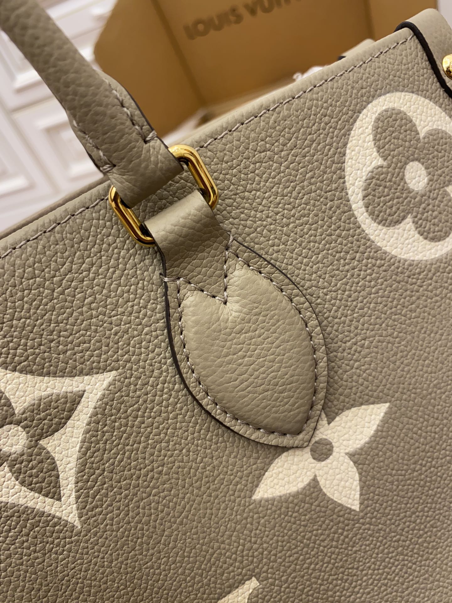 LV M45494 ONTHEGO MM TOTE BAG
