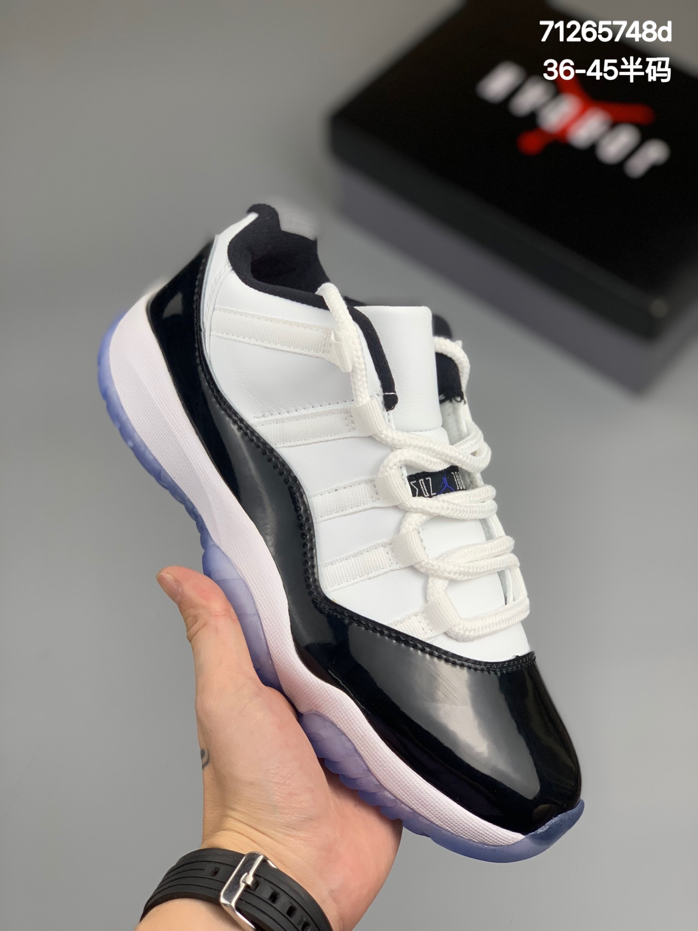 
Jordan 11 Low 