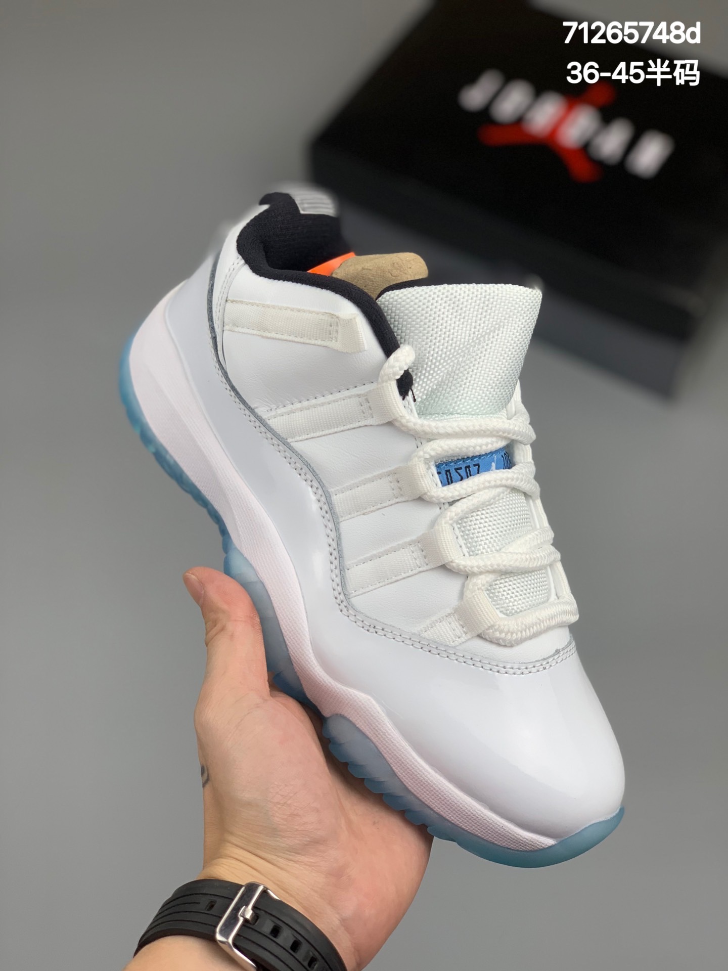 
Jordan 11 Low 