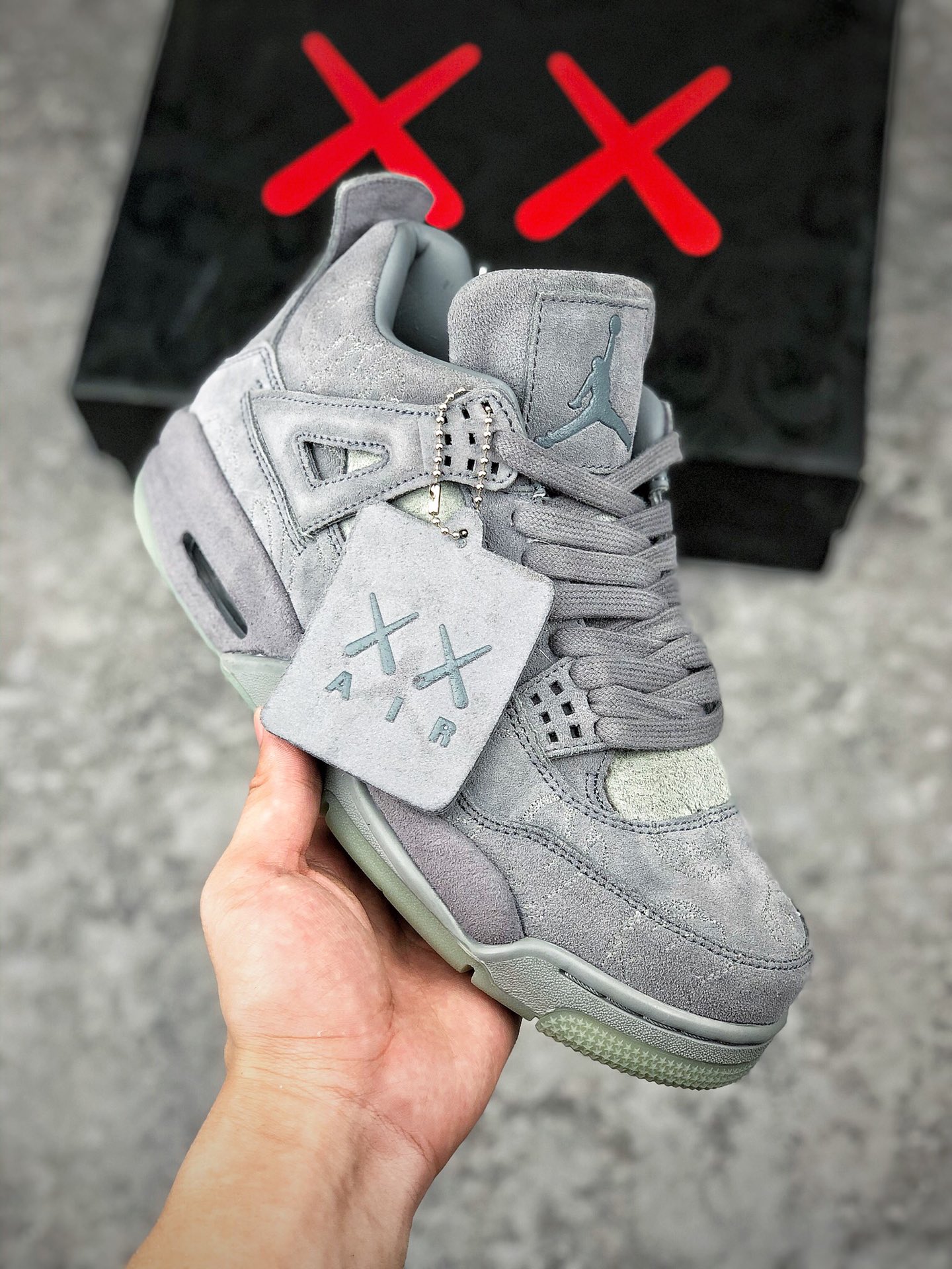 福利特价
 支持放店
Air Jordan 4 X Kaws 灰麂皮
翻水经典 历史细节最优 完美出货
纯原市场最高工艺复刻 无色差修正
#夜光大底调试 涂鸦、色卡与原版基本零差距
#原厂麂皮定制 高密度原厂电绣鞋面涂鸦
#原盒原配  独家配原鞋拆解开发
#原楦原纸板开发 全市场最纯正四代版型
#原底真实气垫 回弹反馈充足
完美鞋楦打造 市面最高工艺 
一切细节如图实拍，所见所得‼
原装头层皮冲裁 仅皮料成本碾压市售“最高版本” 
Size:40 40.5 41 42 42.5 43 44 44.5 45 46